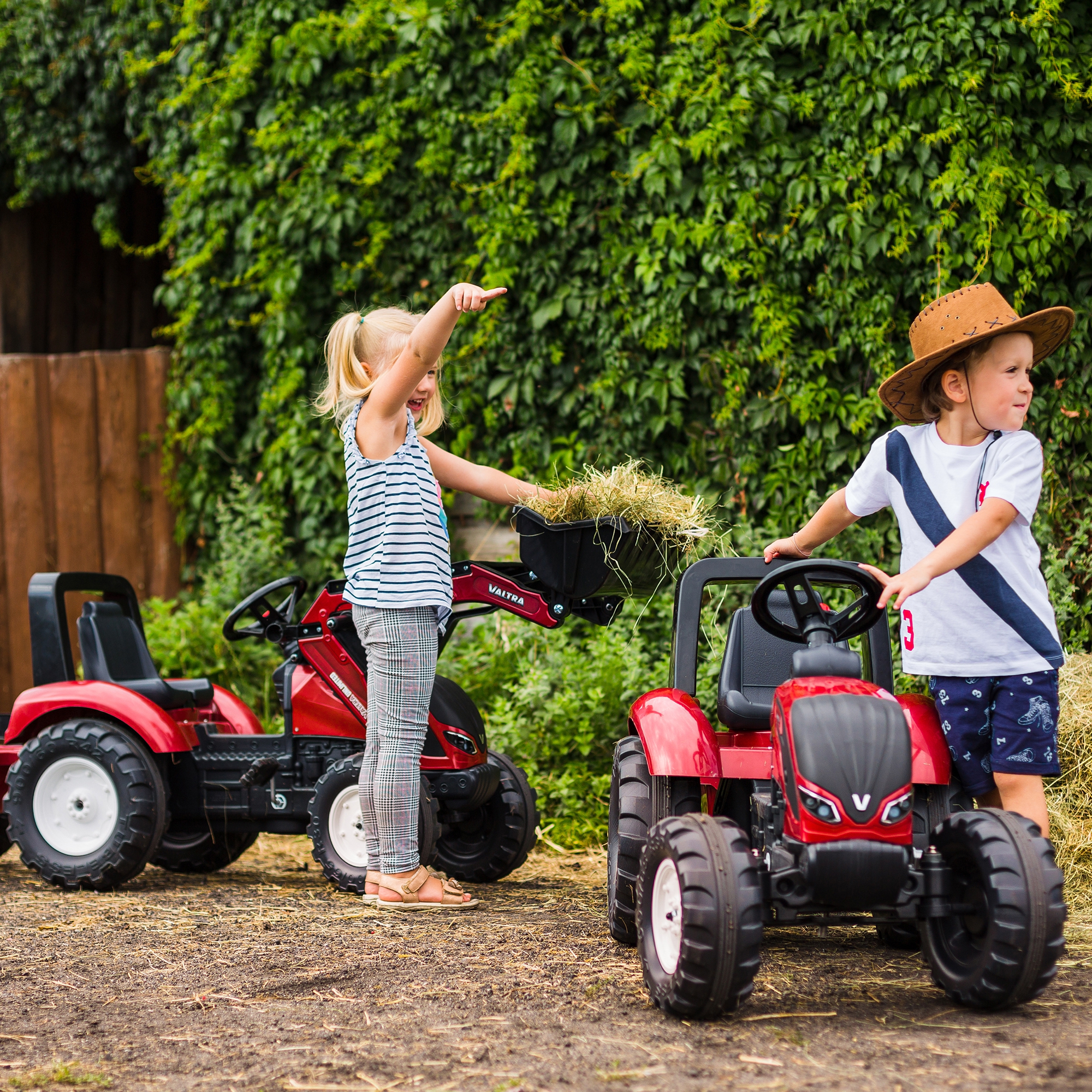 Traktor valtra bordowy na pedały z przyczepką i łyżką od 3 lat