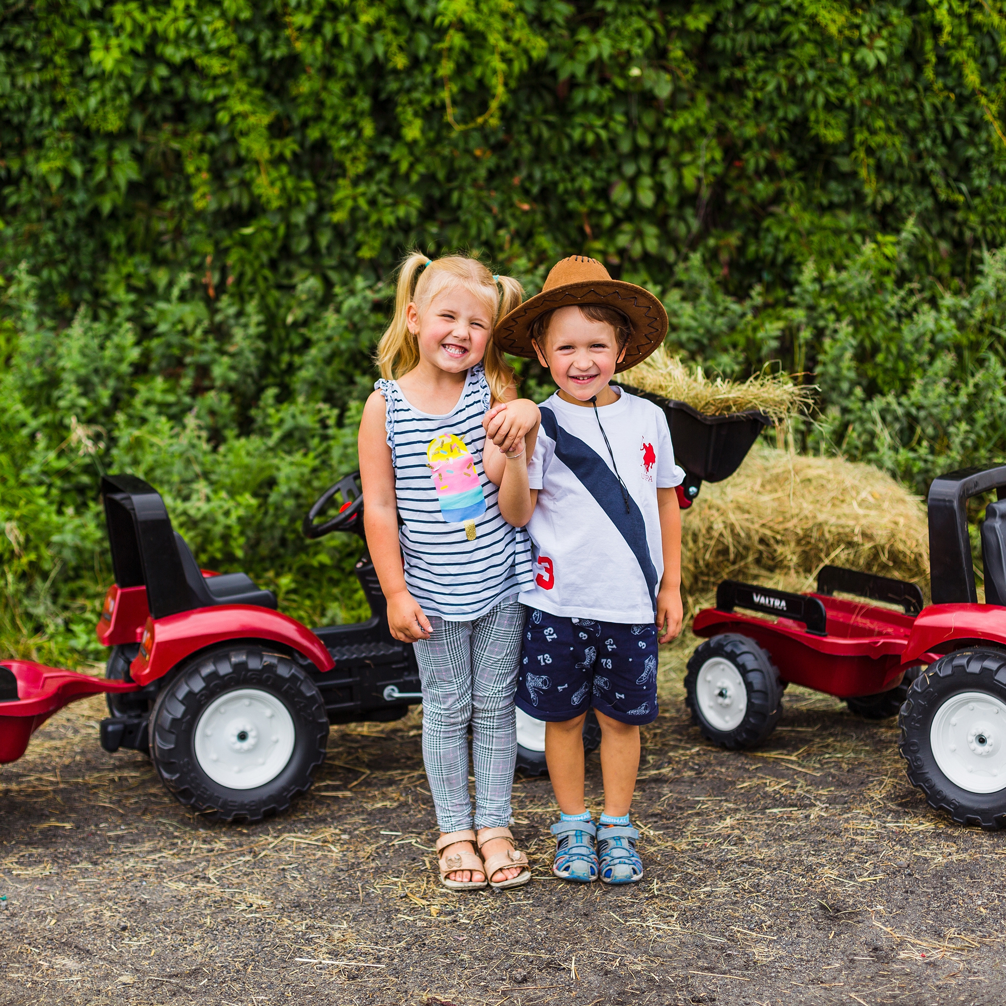 Traktor valtra bordowy na pedały z przyczepką i łyżką od 3 lat