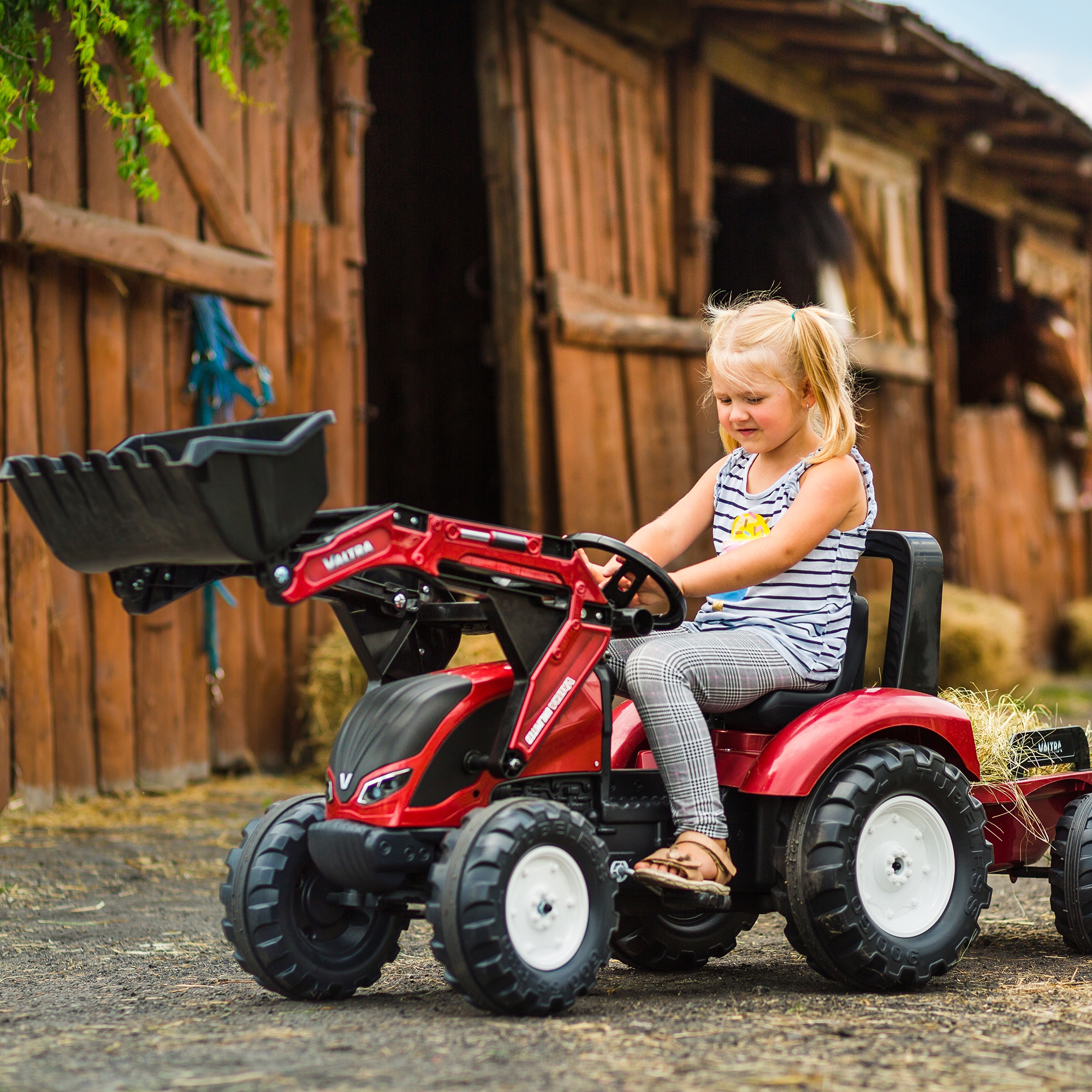 Traktor valtra bordowy na pedały z przyczepką i łyżką od 3 lat