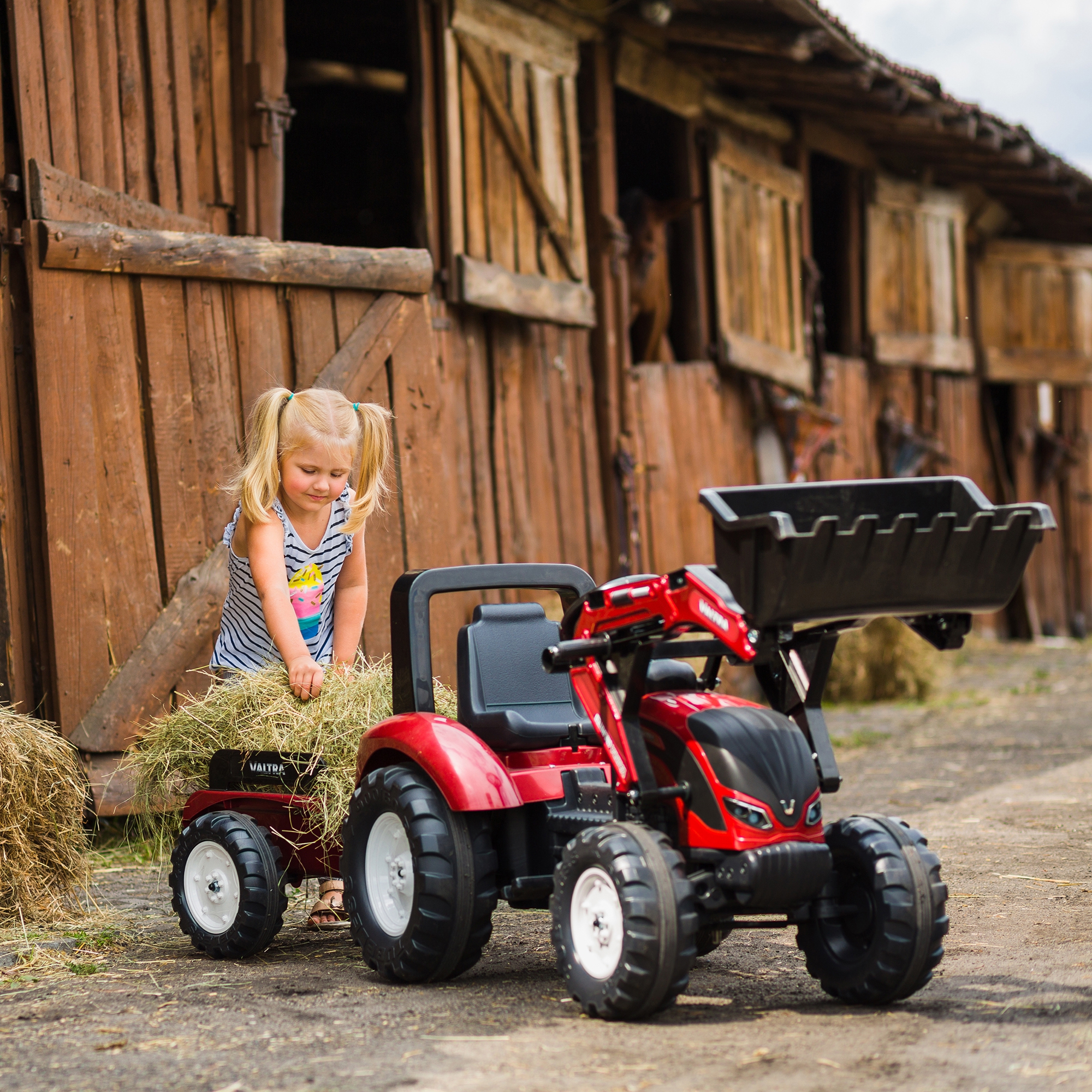 Traktor valtra bordowy na pedały z przyczepką i łyżką od 3 lat