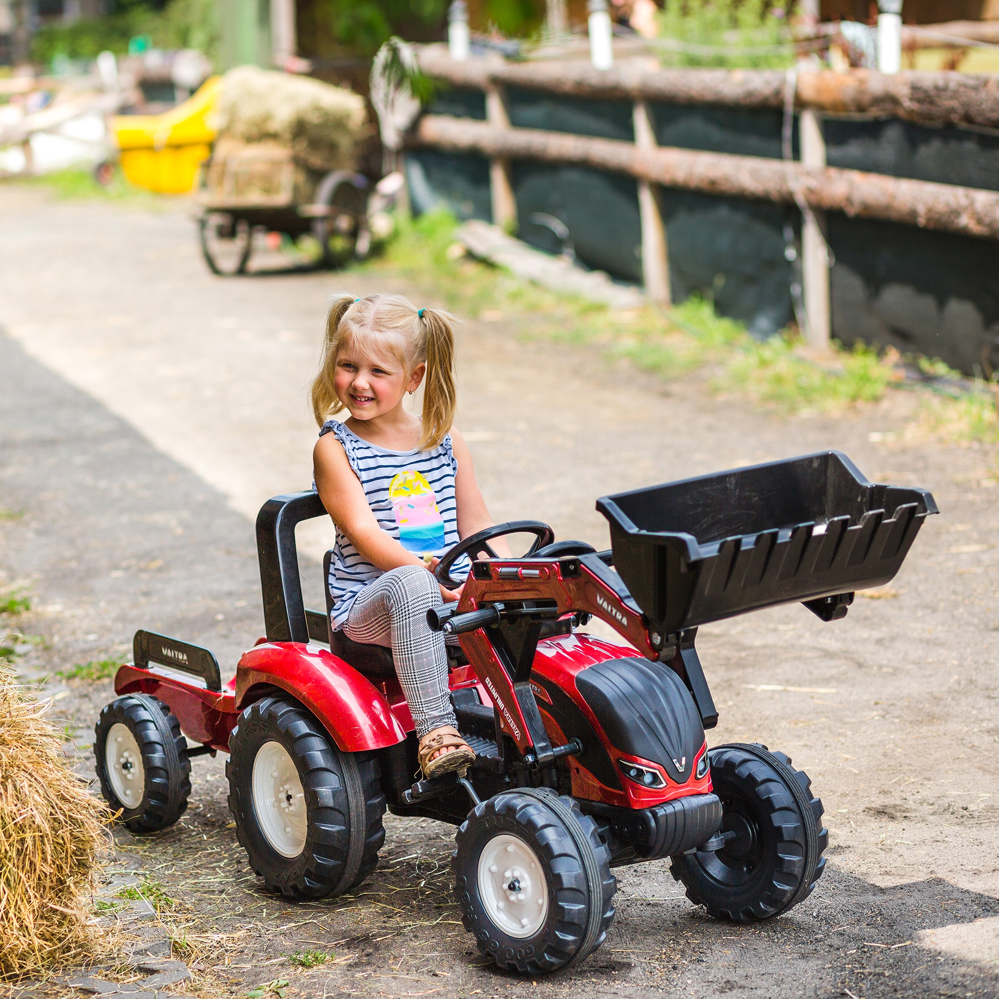 Traktor valtra bordowy na pedały z przyczepką i łyżką od 3 lat