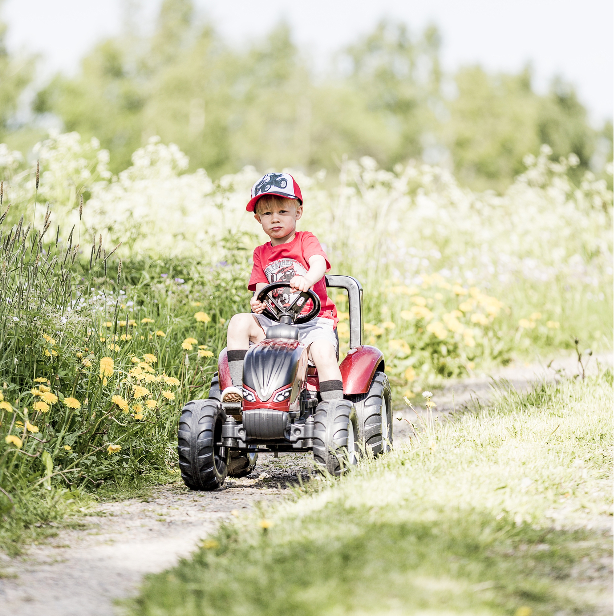 Traktorek czerwony valtra s4 na pedały z przyczepką od 3 lat