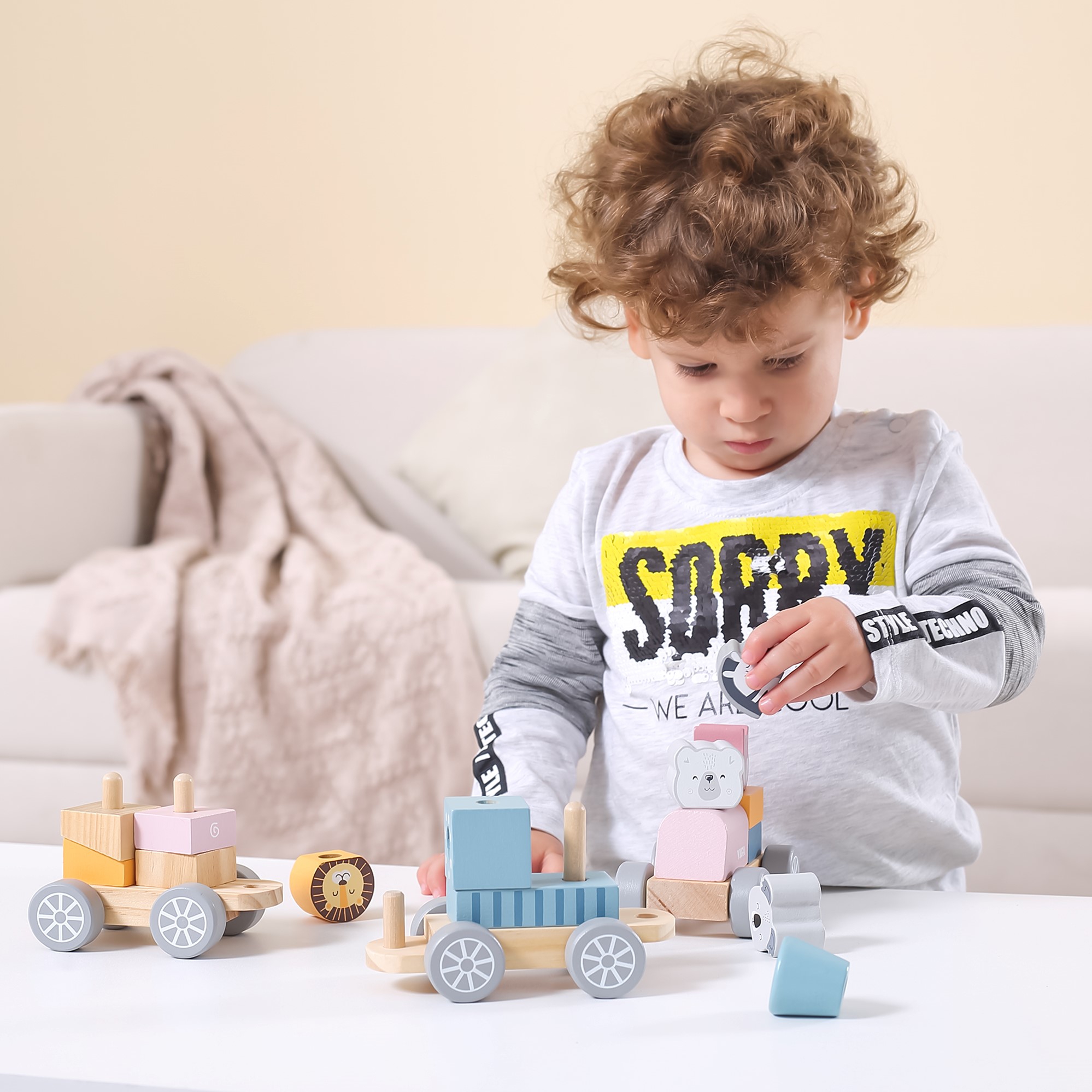 Polarb drewniana kolejka z wagonikami i zwierzątkami do ciągnięcia montessori