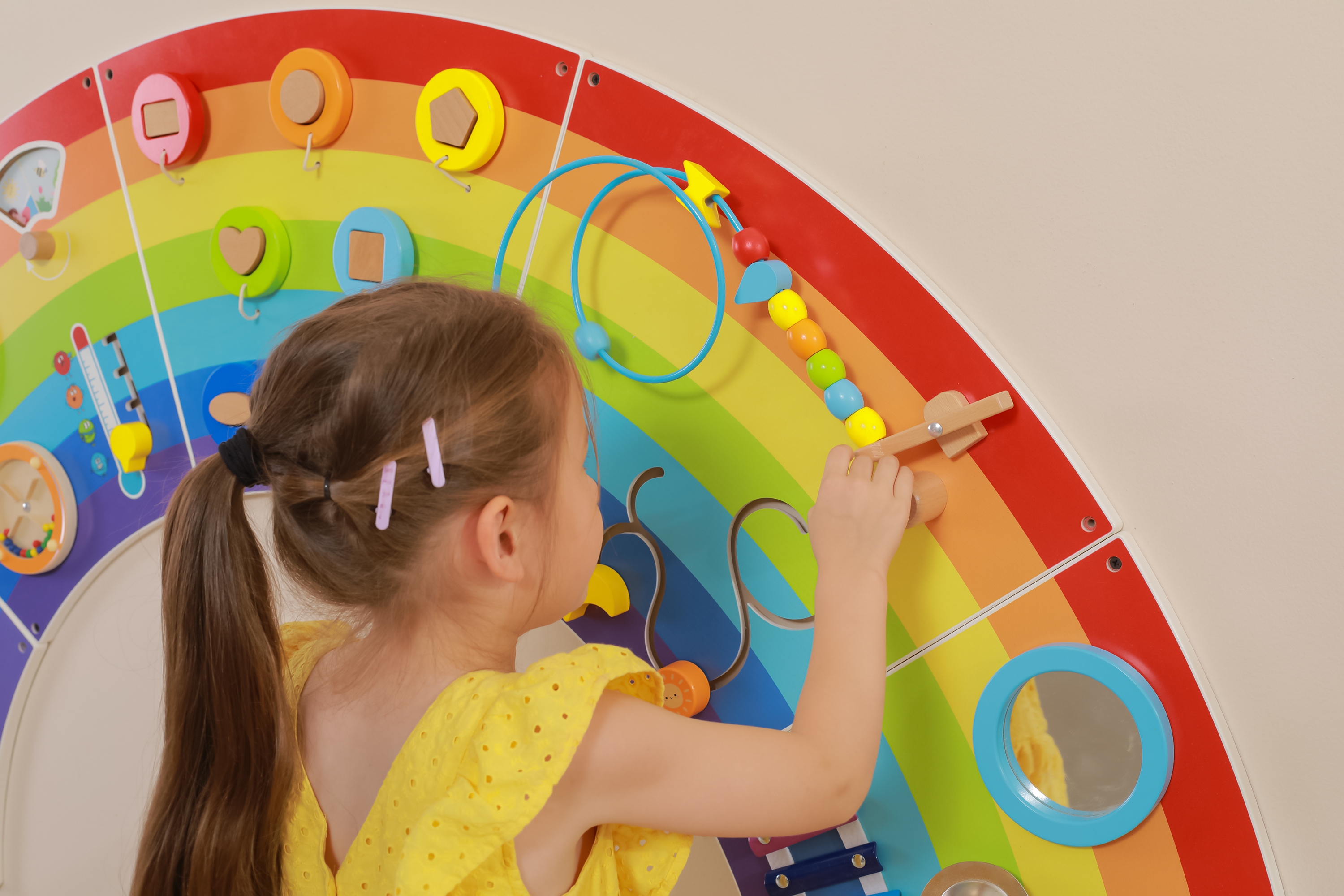 Drewniana tablica sensoryczno-manipulacyjna edu tęcza certyfikat fsc