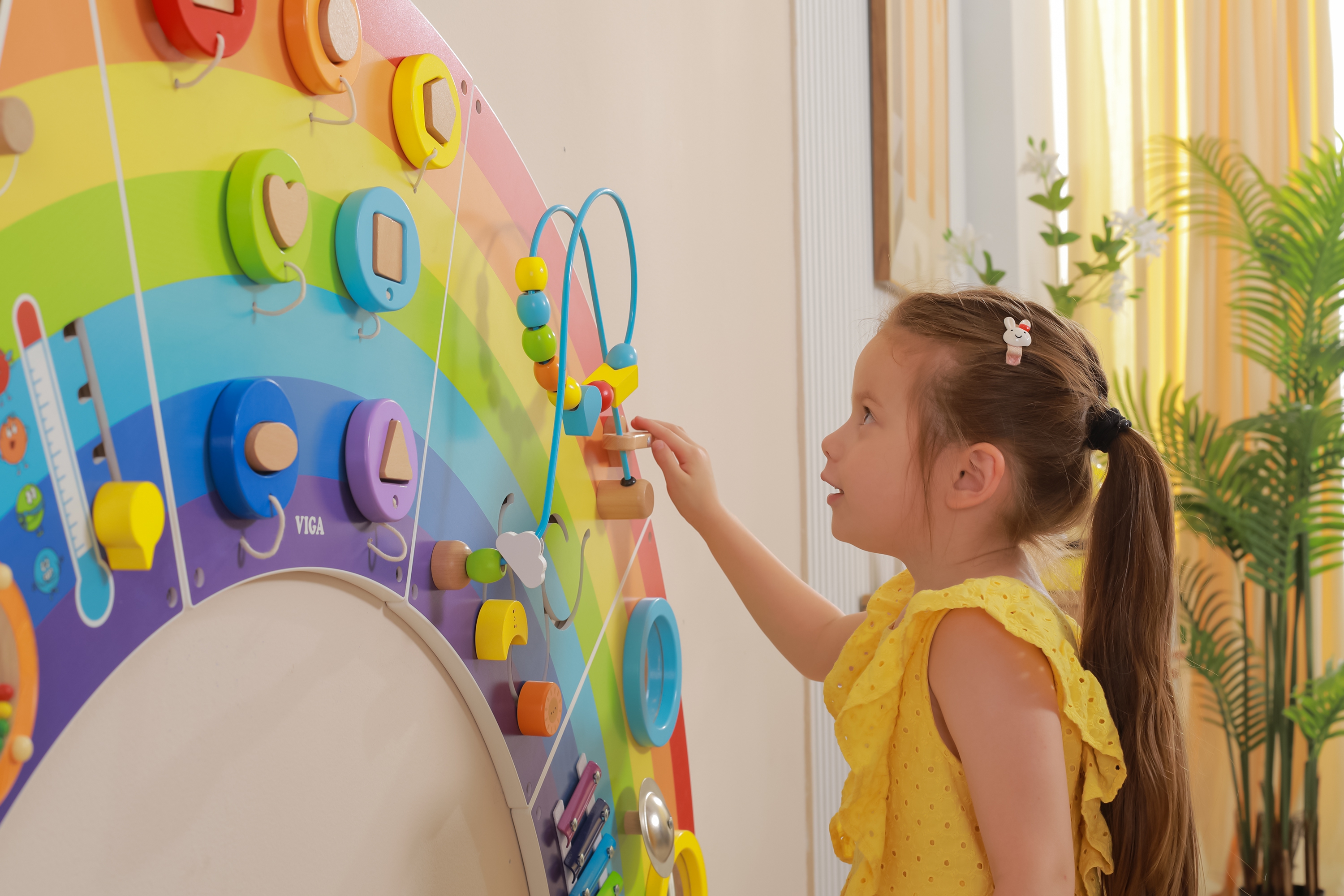 Drewniana tablica sensoryczno-manipulacyjna edu tęcza certyfikat fsc