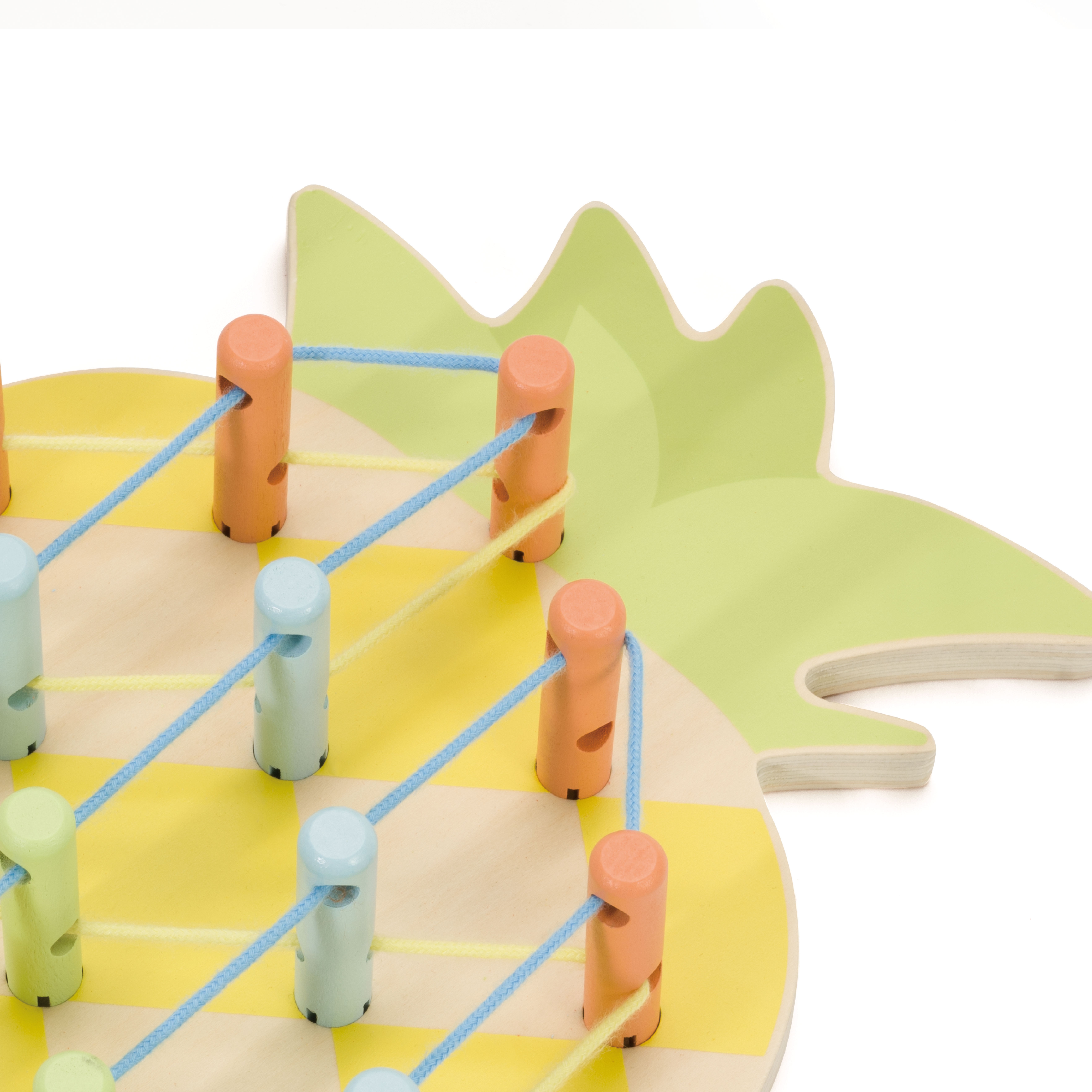 Wooden threader pineapple pegs 21 pcs.
