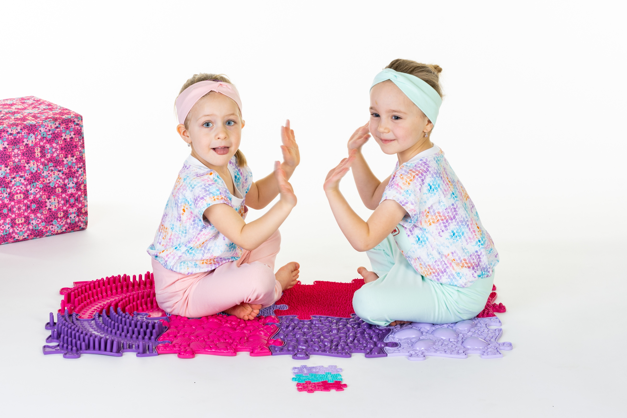 Mata sensoryczna ortopedyczna puzzle 11 el. - kolor różowy/fioletowy