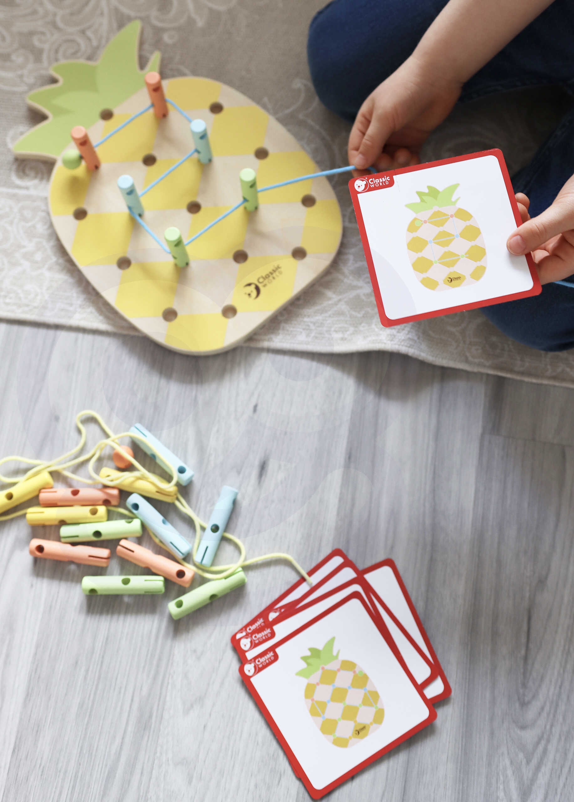 Wooden threader pineapple pegs 21 pcs.