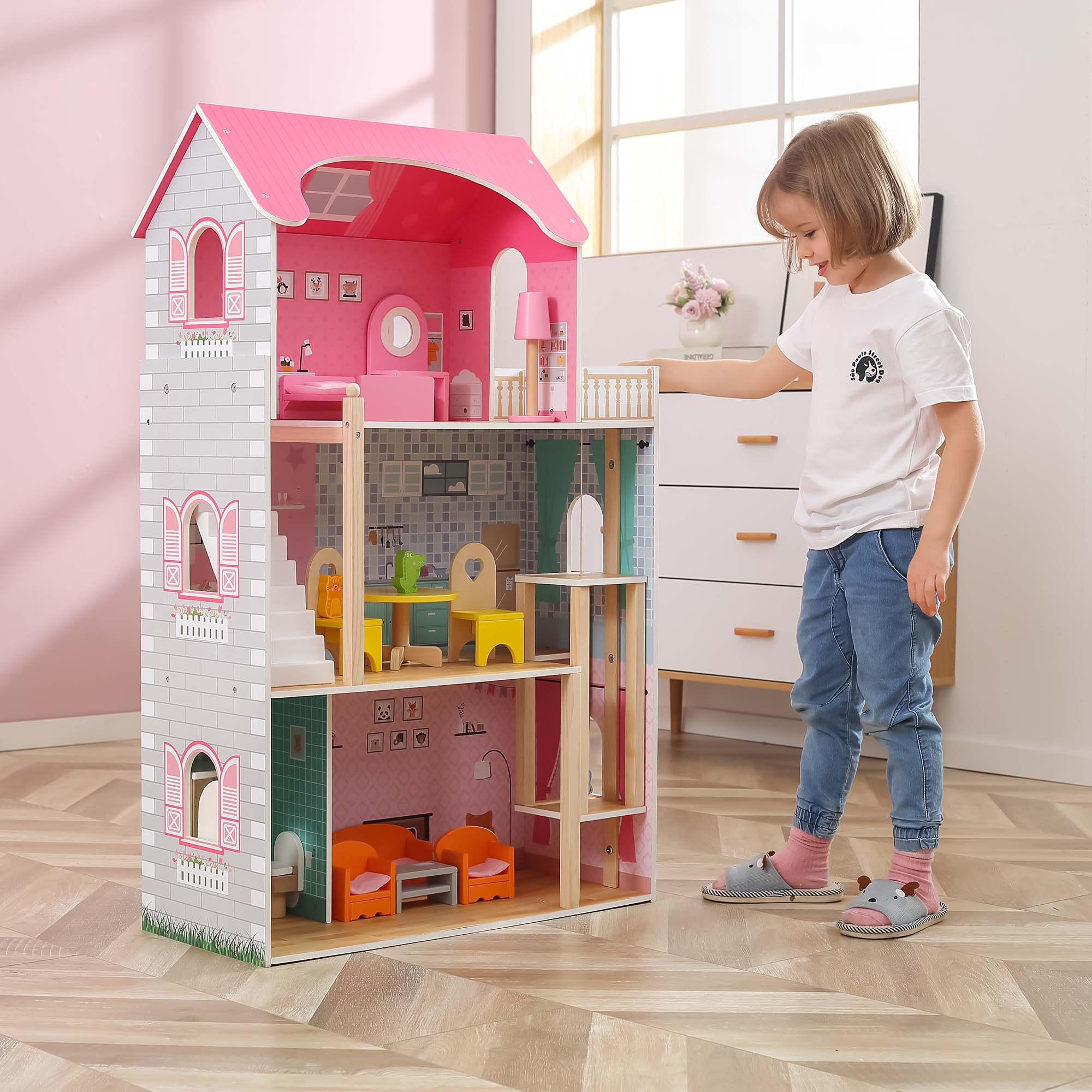 Duży drewniany domek dla lalek