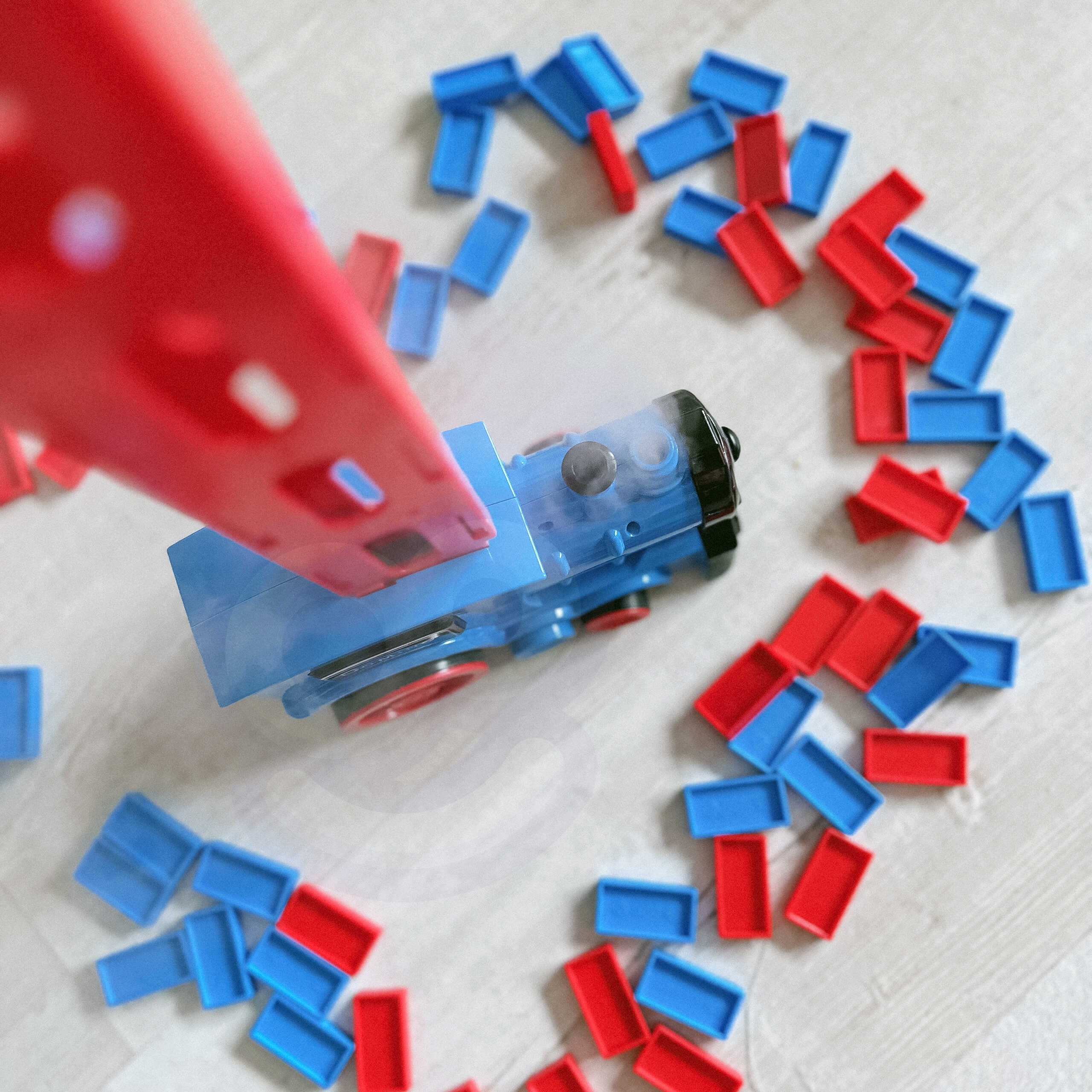 Elektryczna ciuchcia lokomotywa do klocków domino z parą 80 el.
