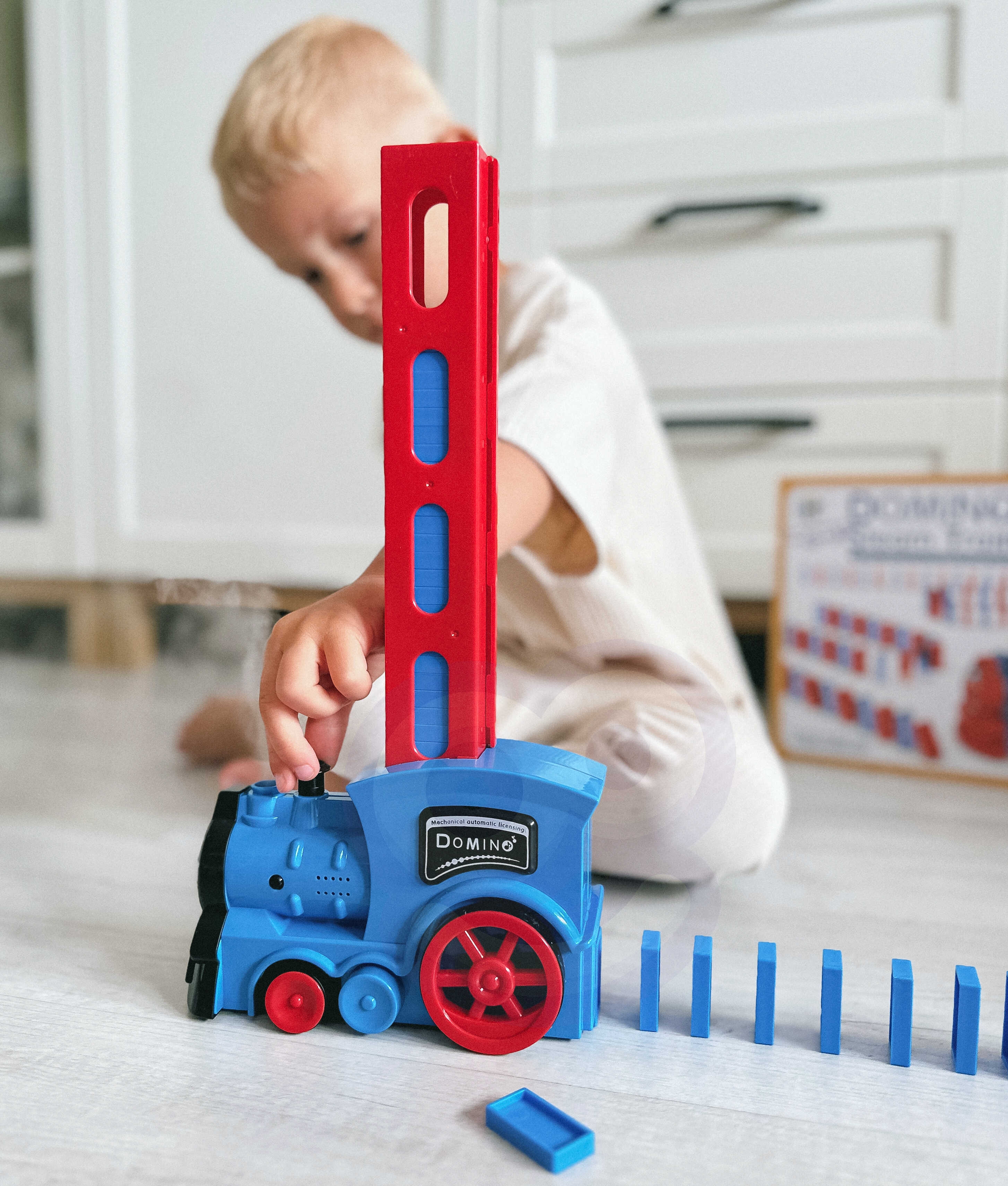 Elektryczna ciuchcia lokomotywa do klocków domino z parą 80 el.