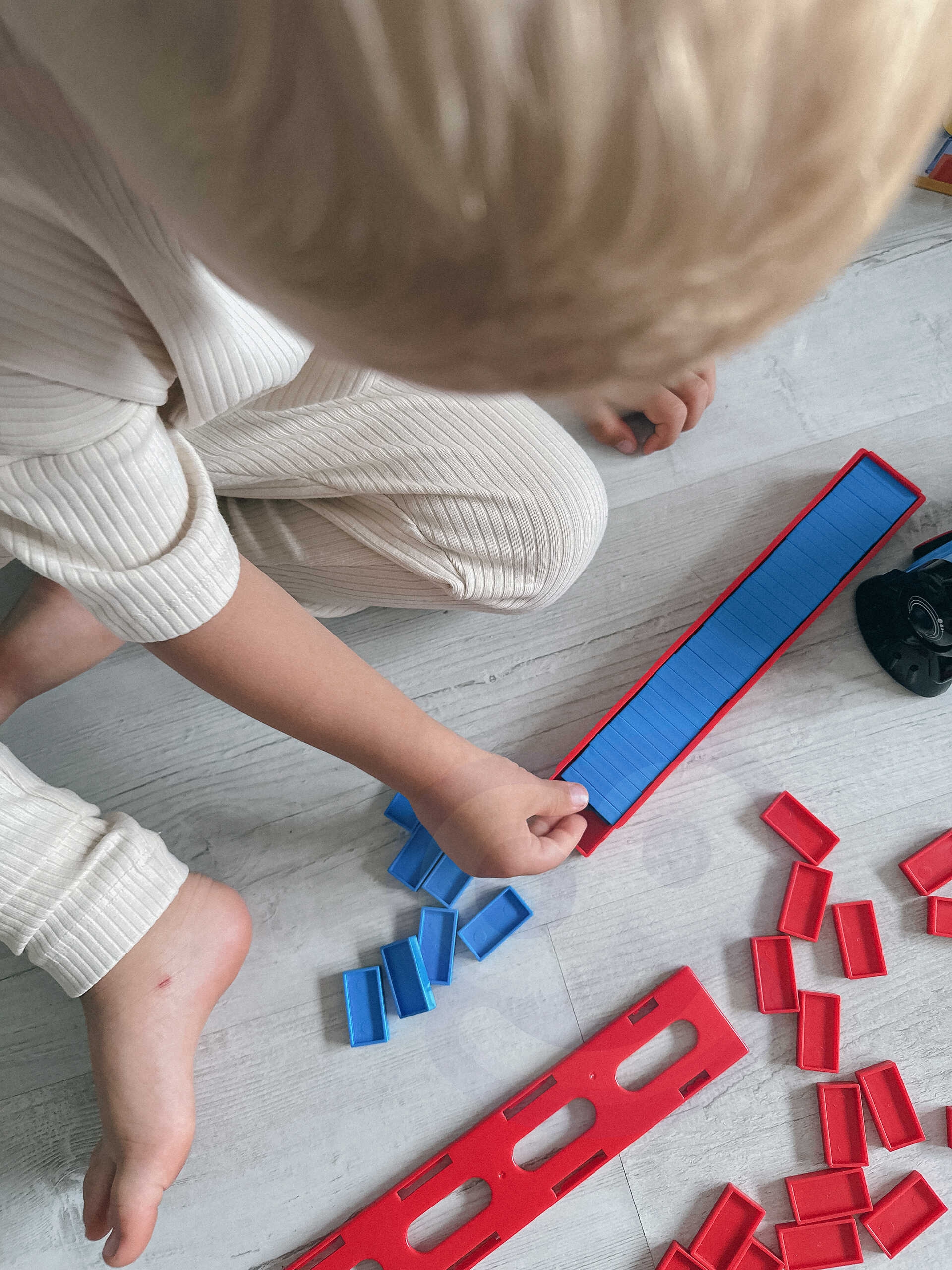 Elektryczna ciuchcia lokomotywa do klocków domino z parą 80 el.