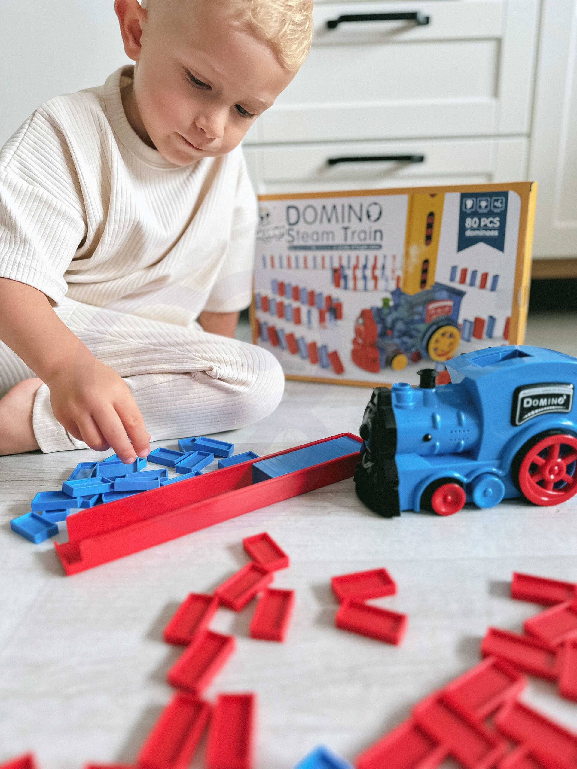 Elektryczna ciuchcia lokomotywa do klocków domino z parą 80 el.