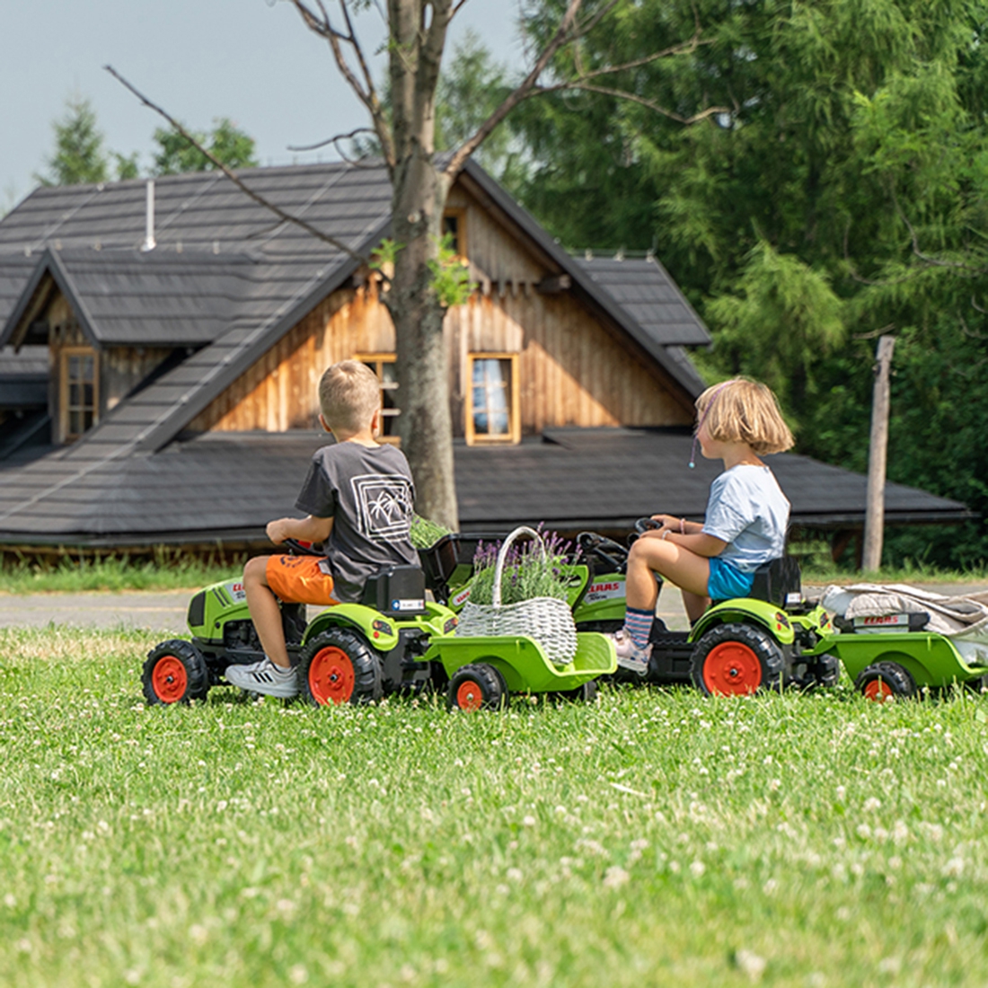 Traktor claas z przyczepą i łyżką na pedały