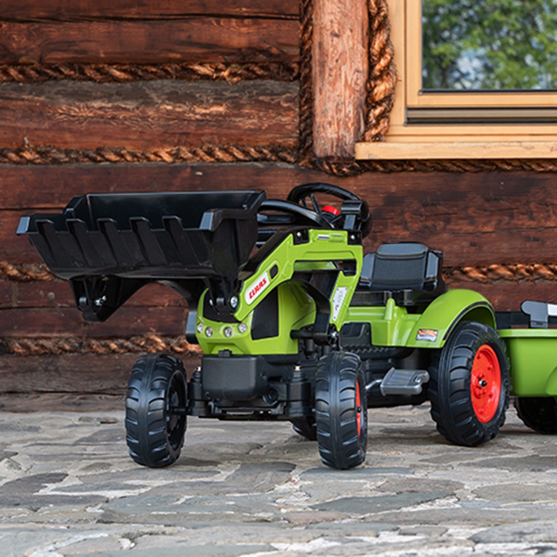 Traktor claas z przyczepą i łyżką na pedały