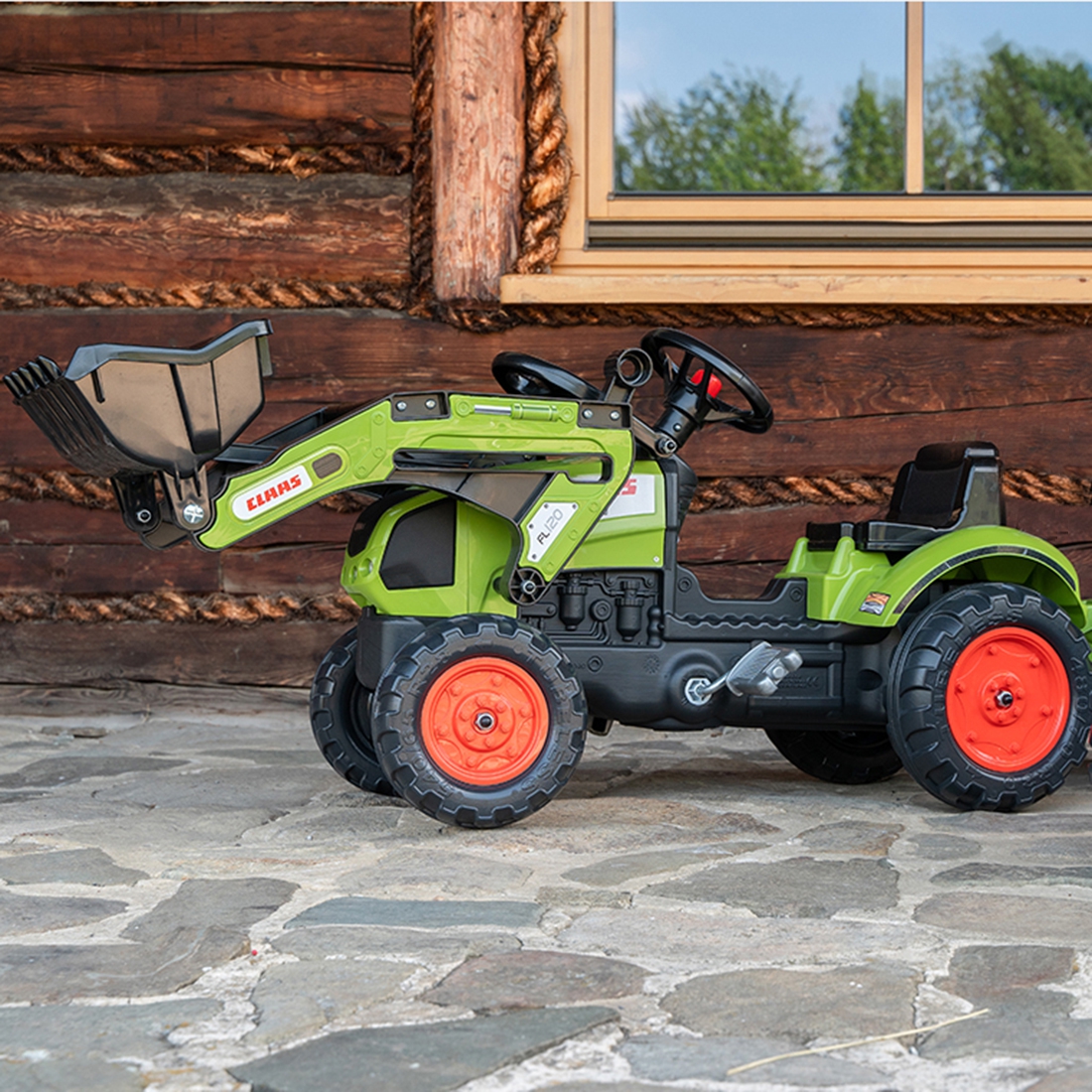 Traktor claas z przyczepą i łyżką na pedały