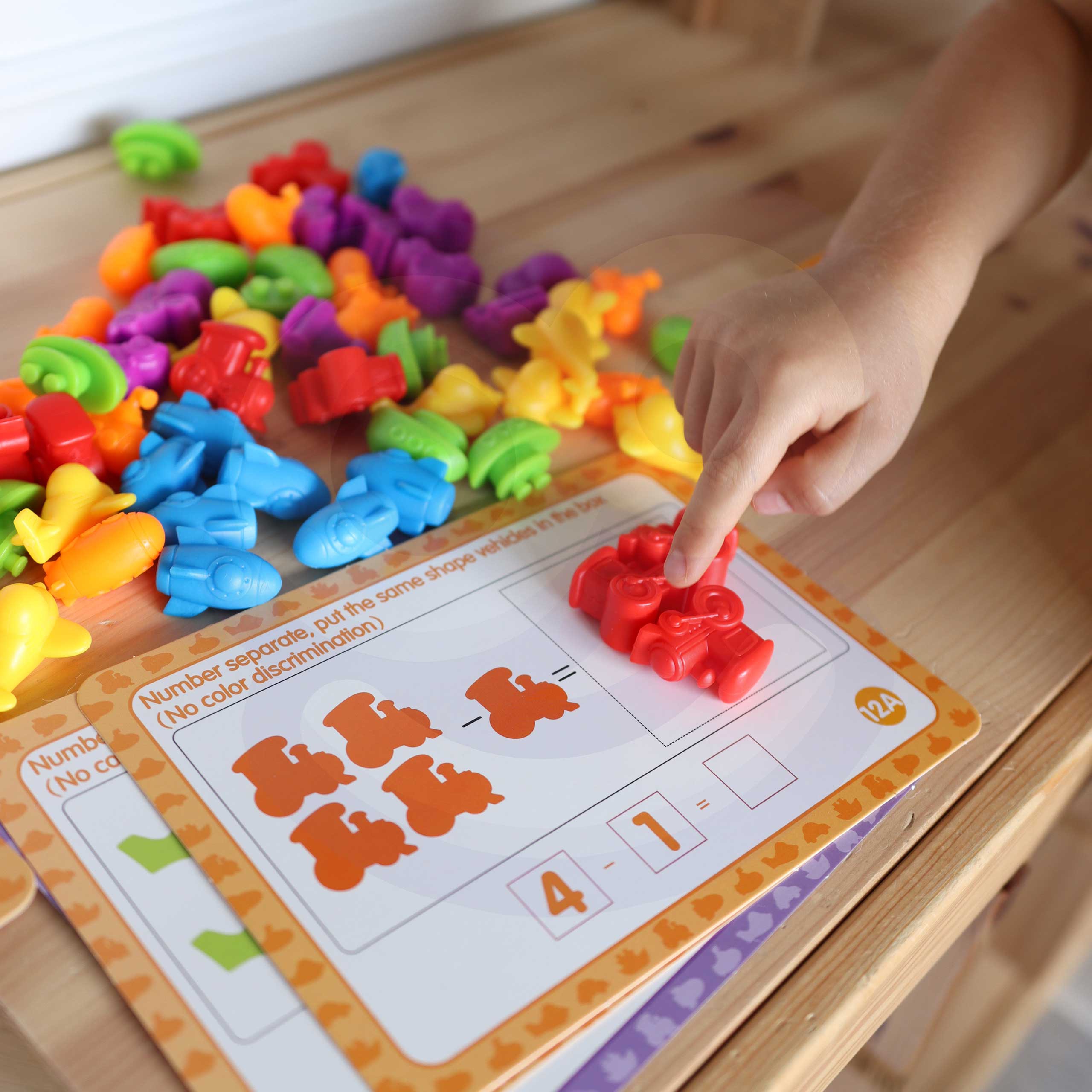 Zestaw edukacyjny nauka liczenia montessori sorter kolorów pojazdy 83 el.