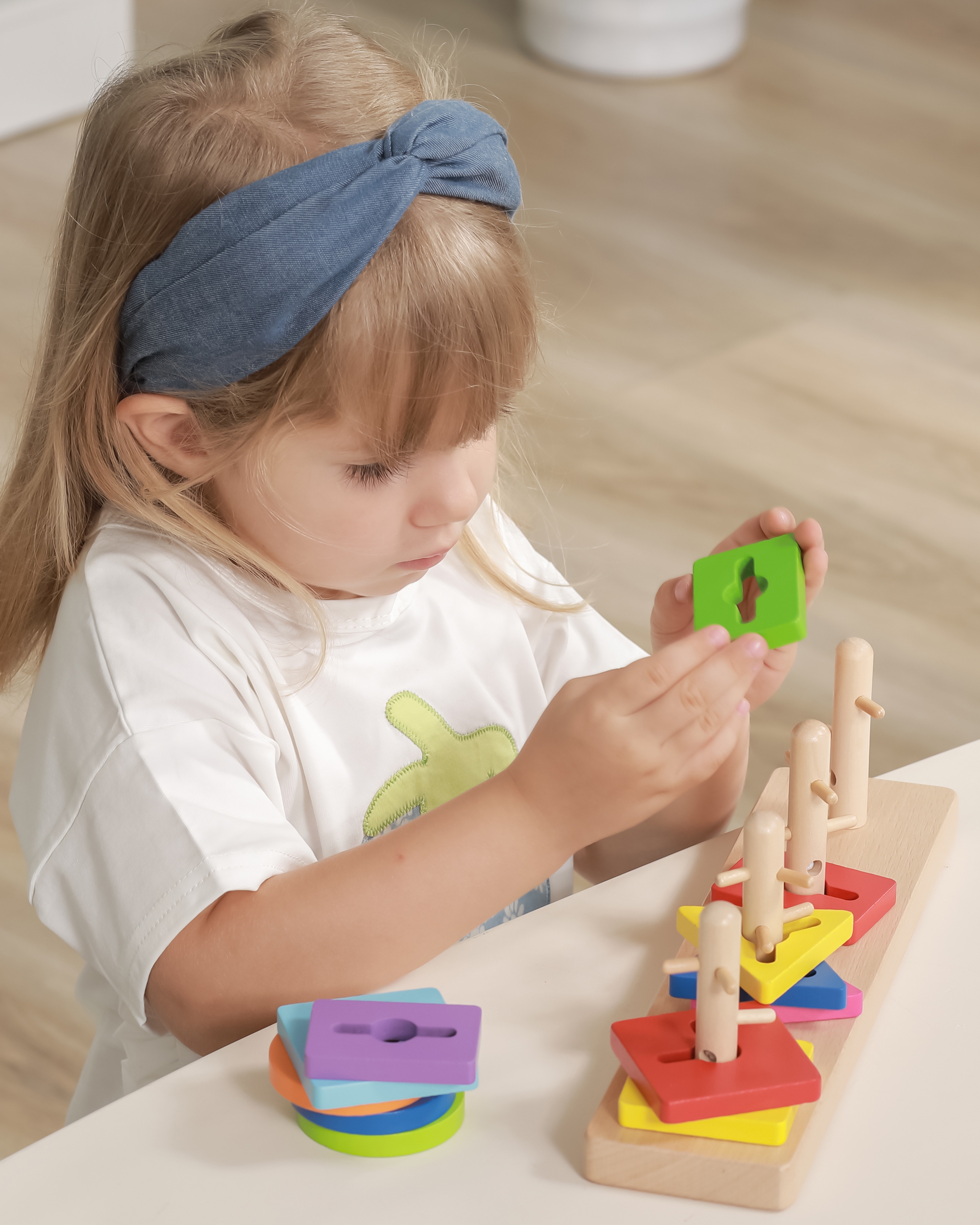 Drewniane klocki z sorterem kształtów montessori
