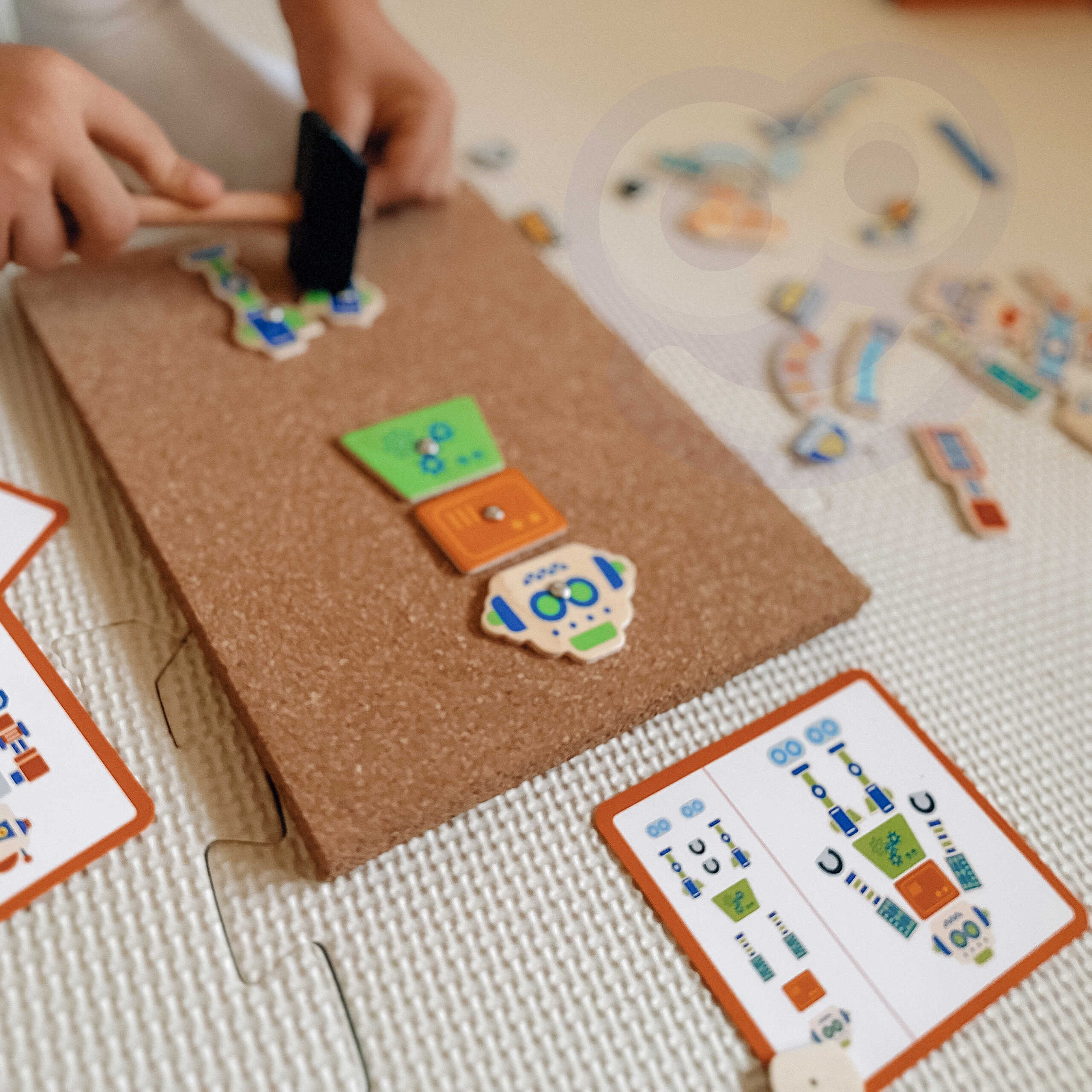 Drewniana przybijanka roboty 45 elementów montessori