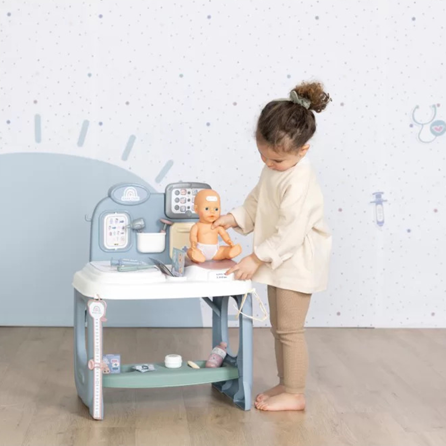 Baby care centrum medyczne opieki dla lalek z elektronicznym tabletem + 24 akc.