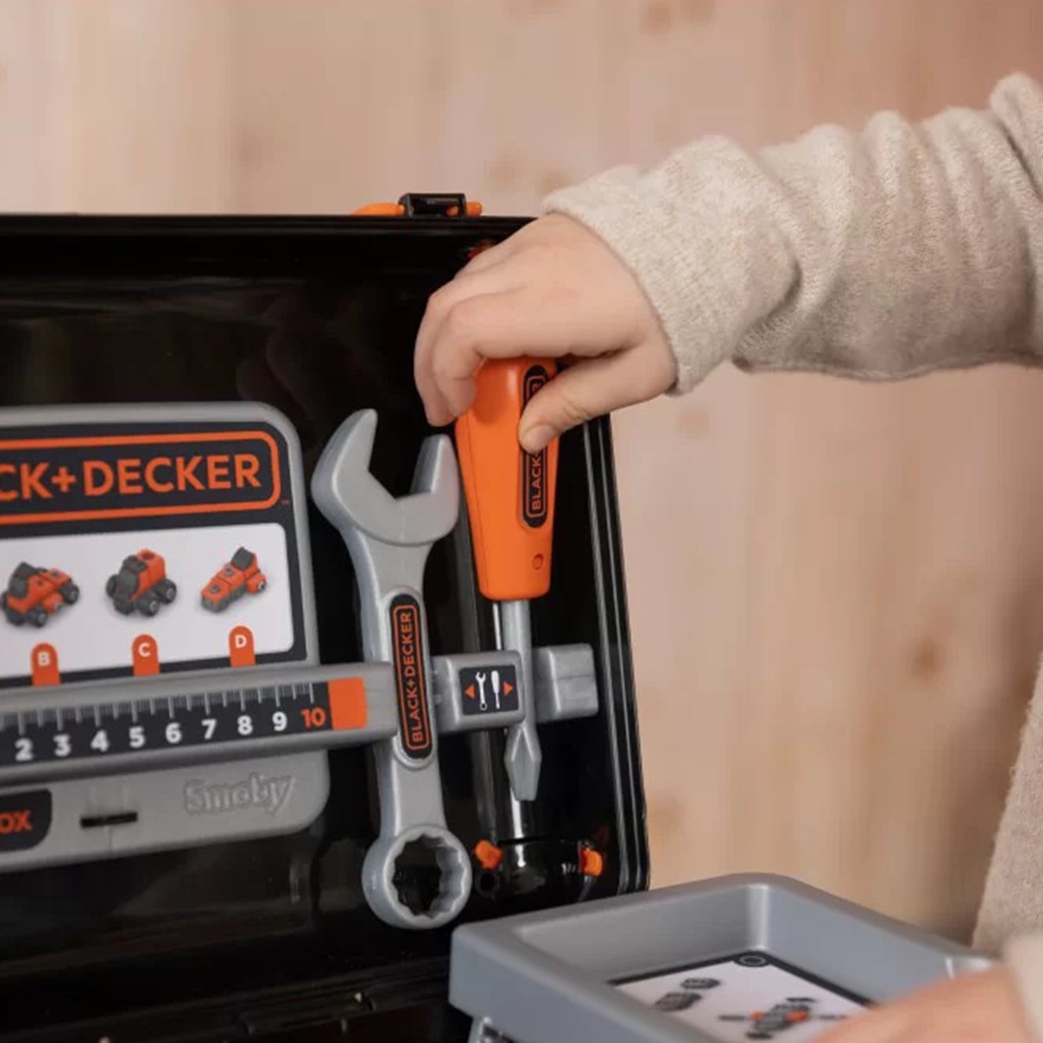 Black &amp; decker walizka z narzędziami + samochód w częściach