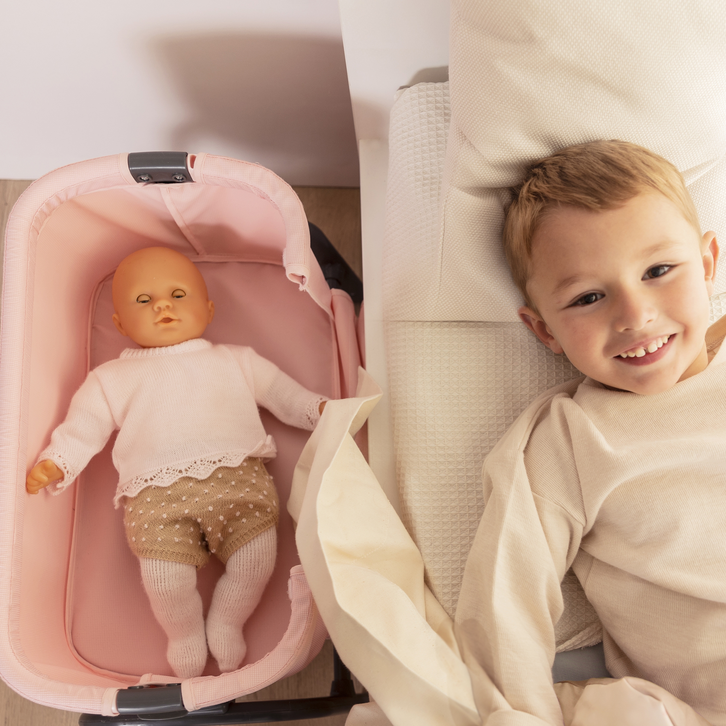 Łóżeczko maxi-cosi quinny dla lalek 38 cm ze schowkiem i regulacją wysokości