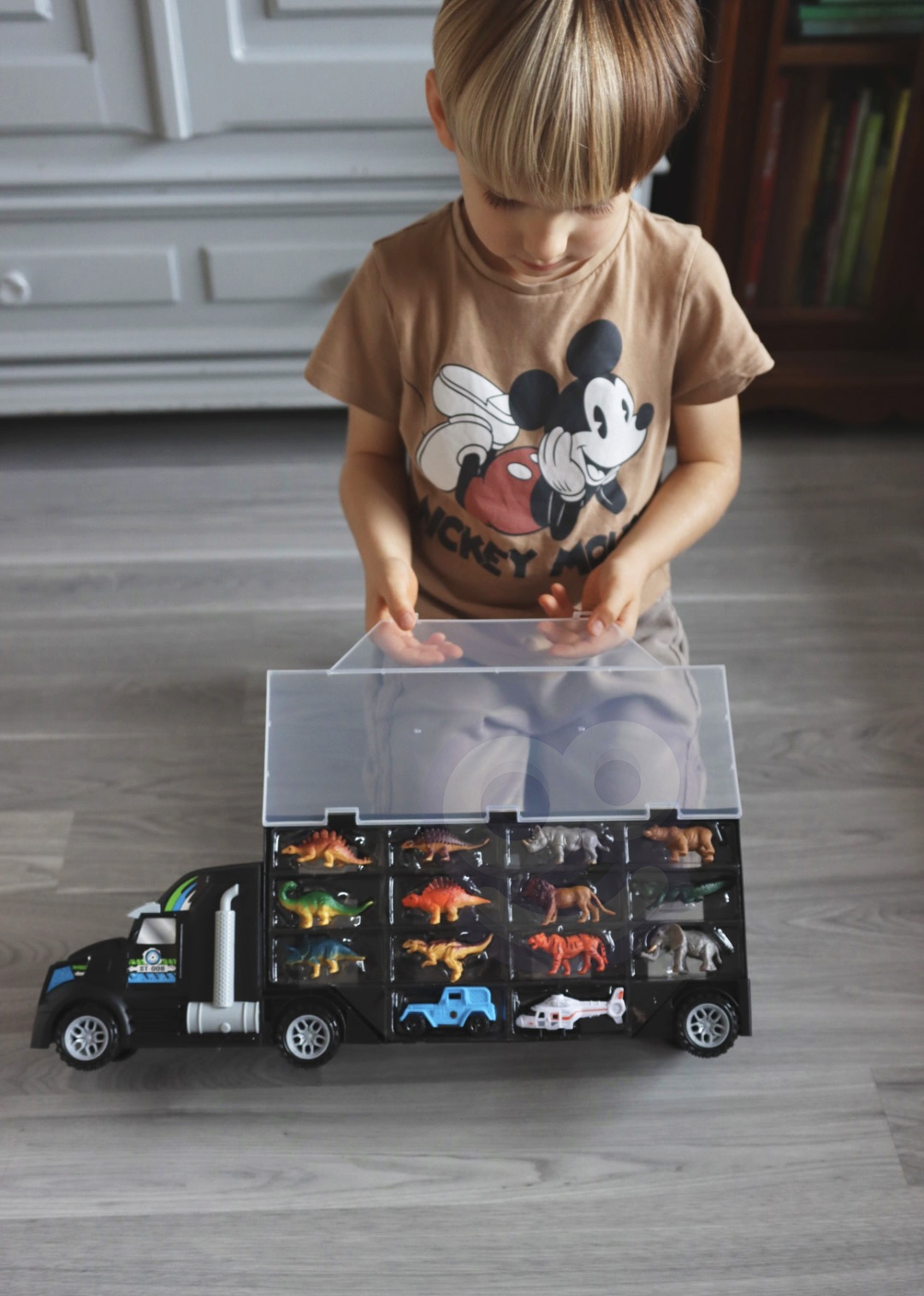 Samochód transporter dinozaury ciężarówka