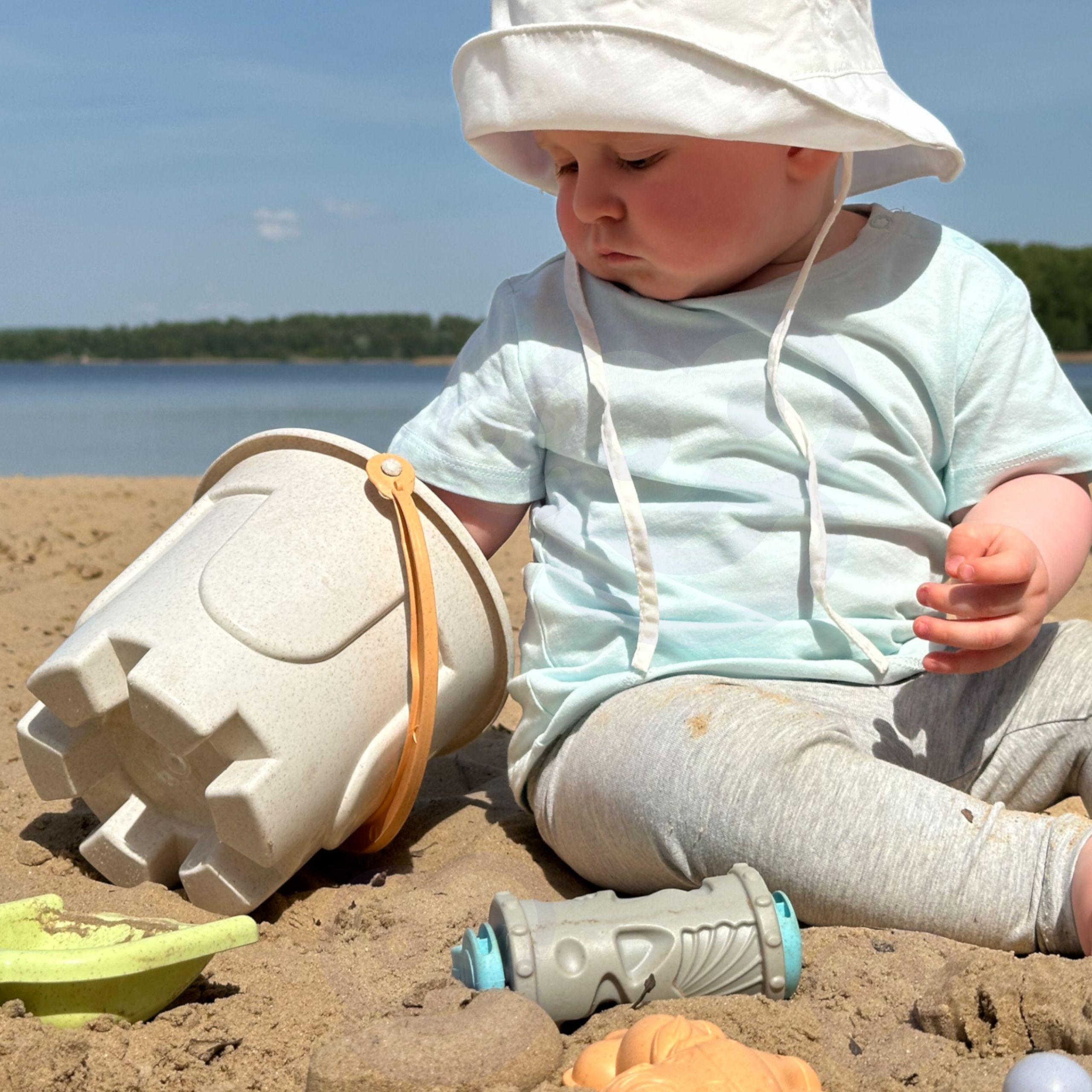 Zestaw do piasku z wiaderkiem i samochodzikiem 10 el. biodegradowalny organiczny materiał