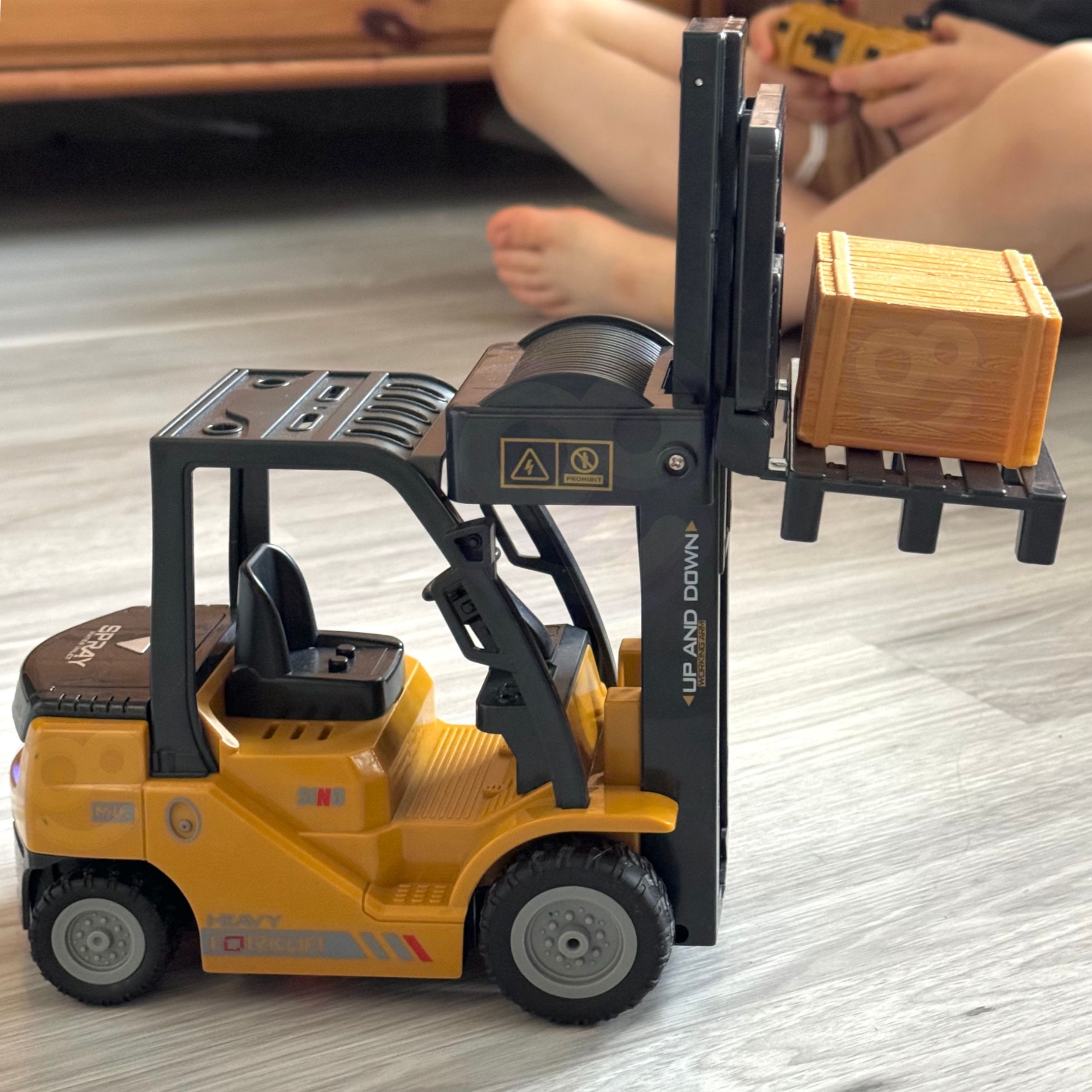 Zdalnie sterowany wózek widłowy 2w1 dźwig rc - skala 1:24