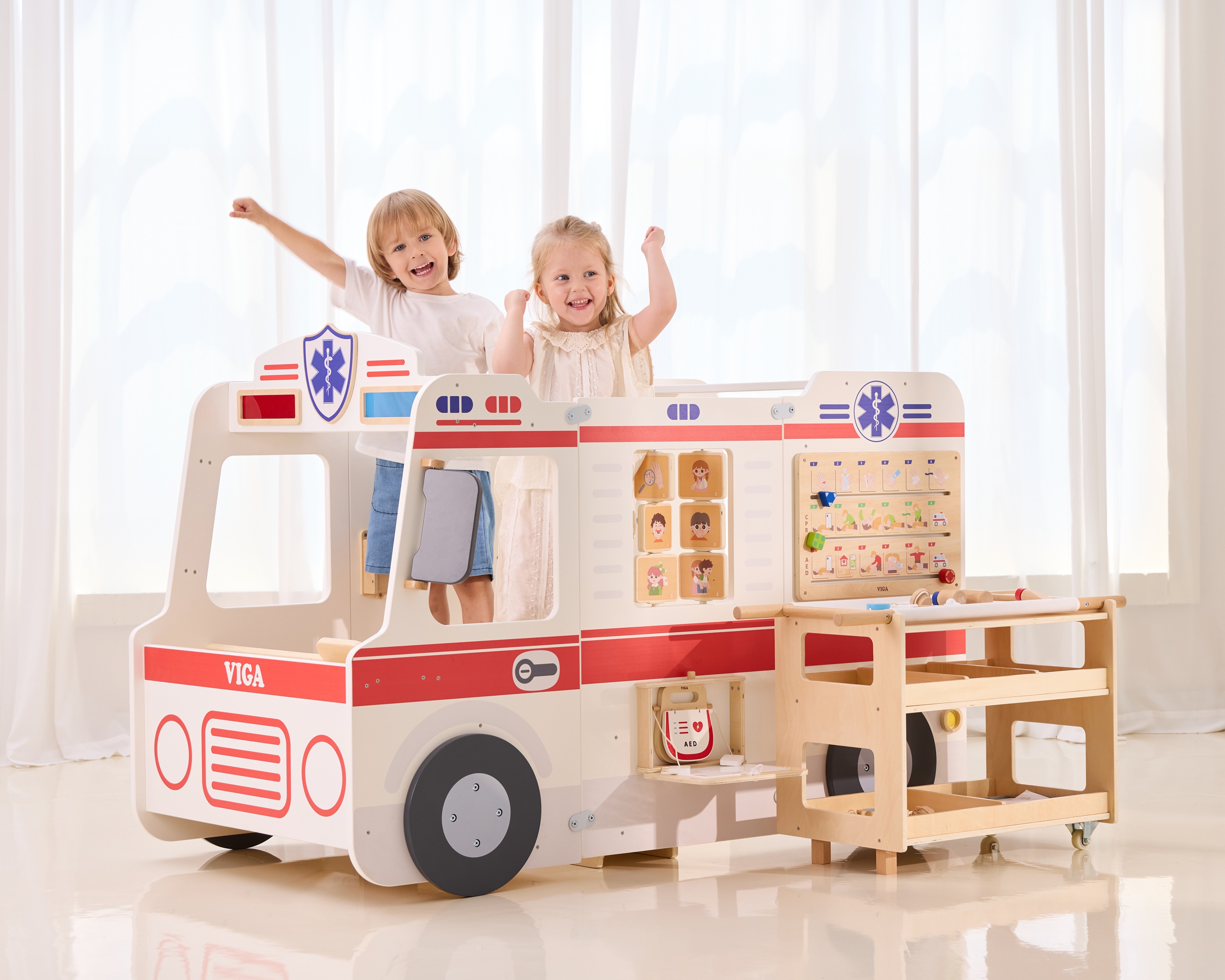 Duży drewniany ambulans zestaw karetka małych ratowników akcesoria 25 el.
