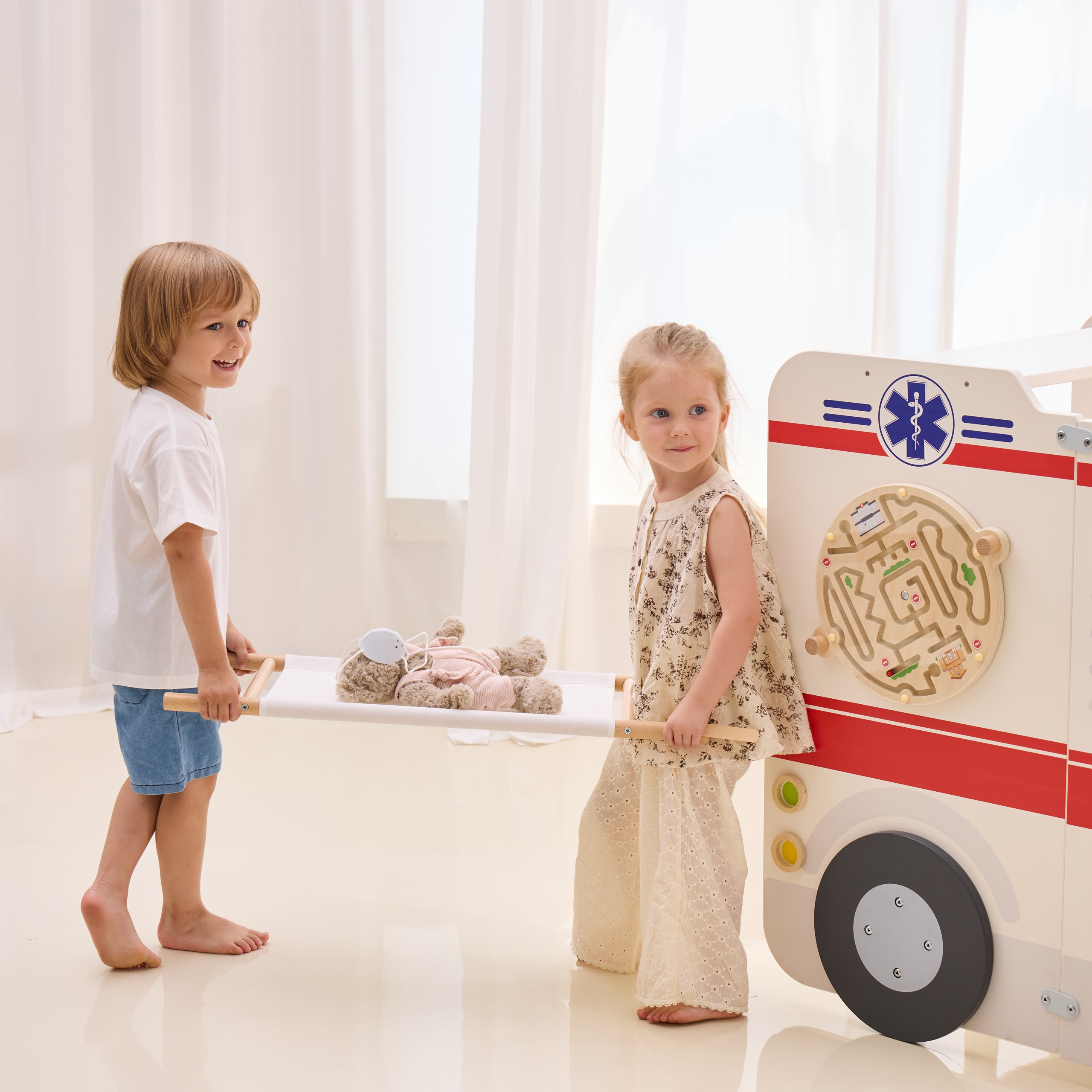 Duży drewniany ambulans zestaw karetka małych ratowników akcesoria 25 el.