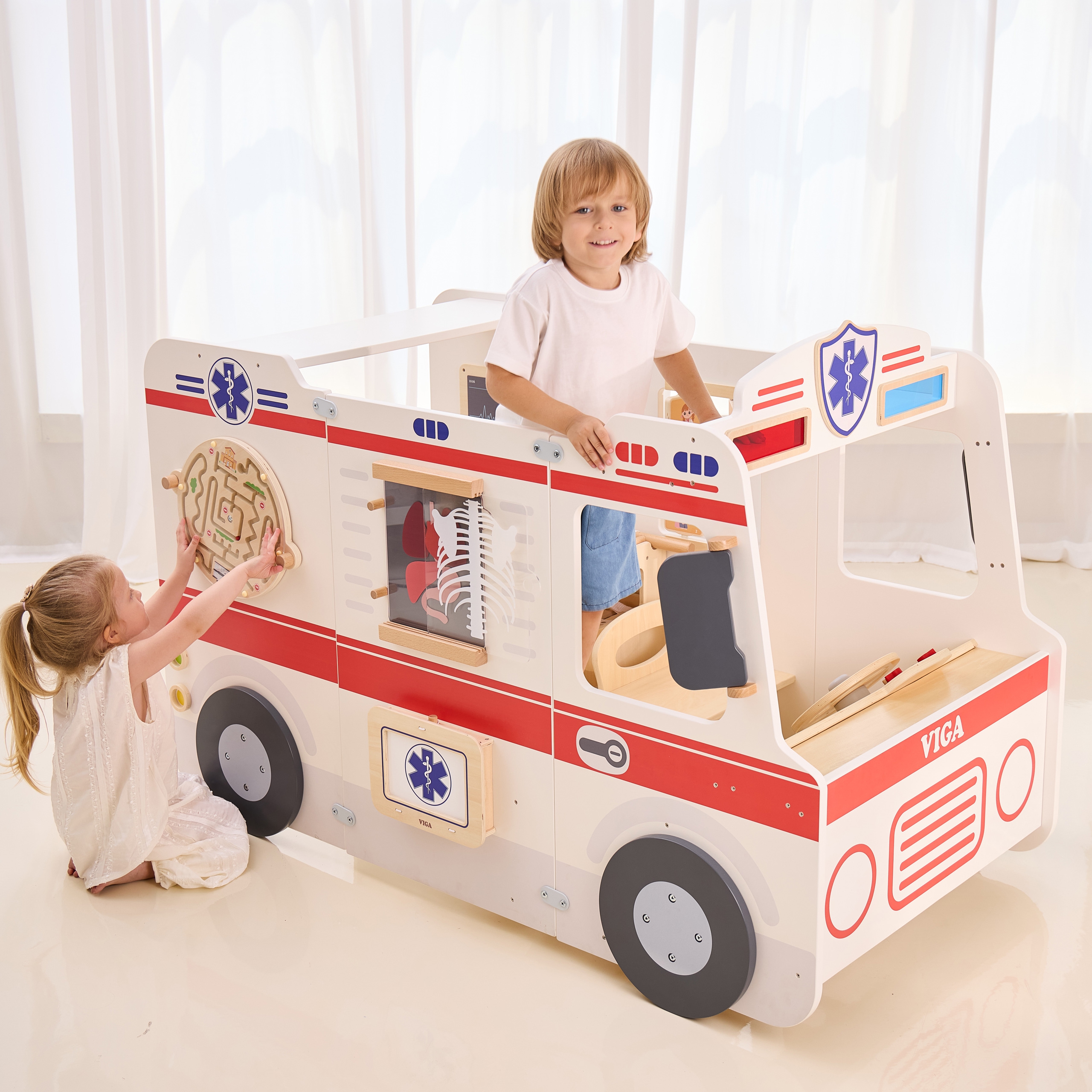 Duży drewniany ambulans zestaw karetka małych ratowników akcesoria 25 el.
