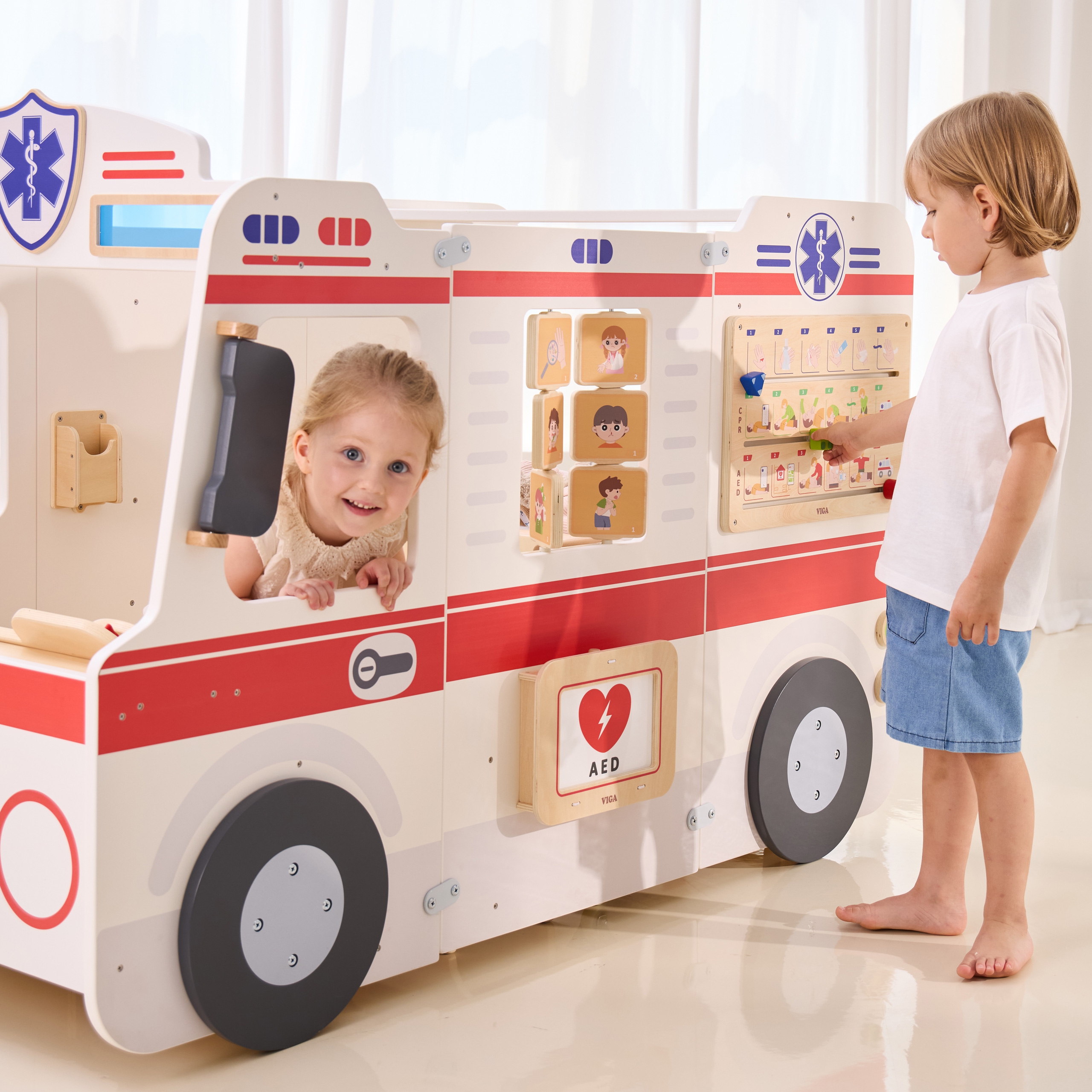 Duży drewniany ambulans zestaw karetka małych ratowników akcesoria 25 el.