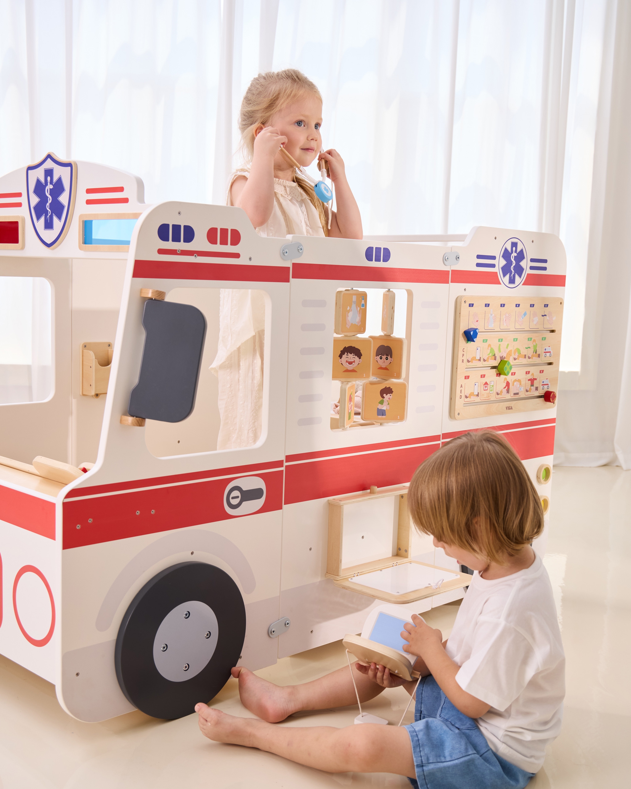 Duży drewniany ambulans zestaw karetka małych ratowników akcesoria 25 el.