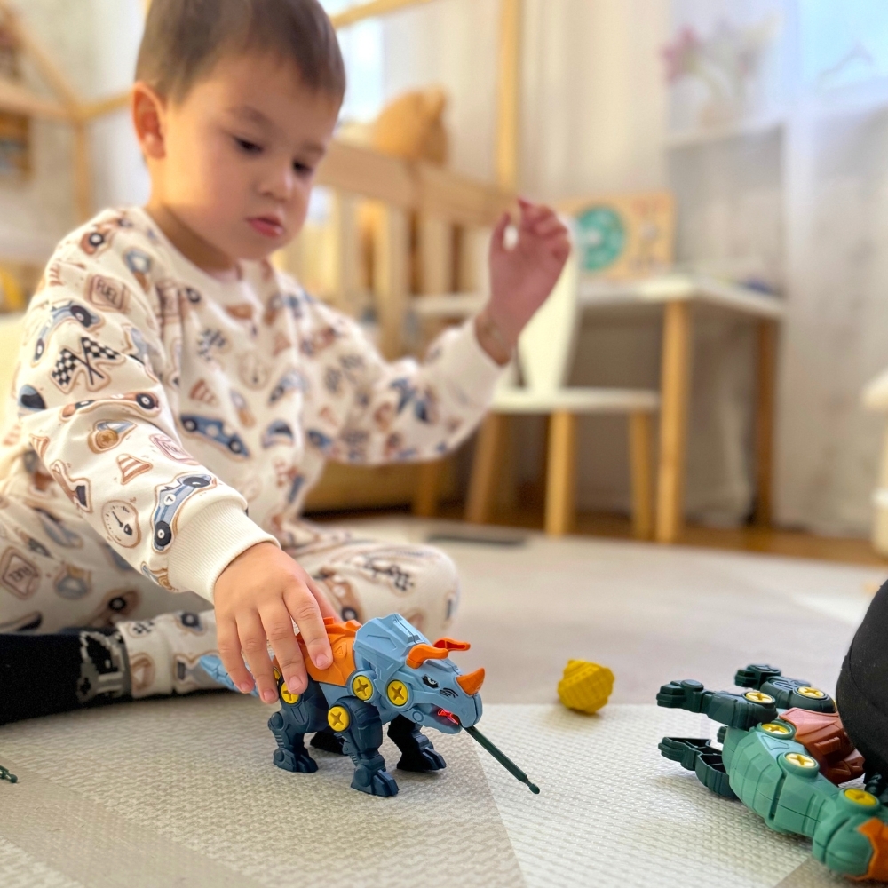 Zestaw dinozaury do skręcania 3 szt. zestaw konstrukcyjny w pudełku + wiertarka i śrubokręt