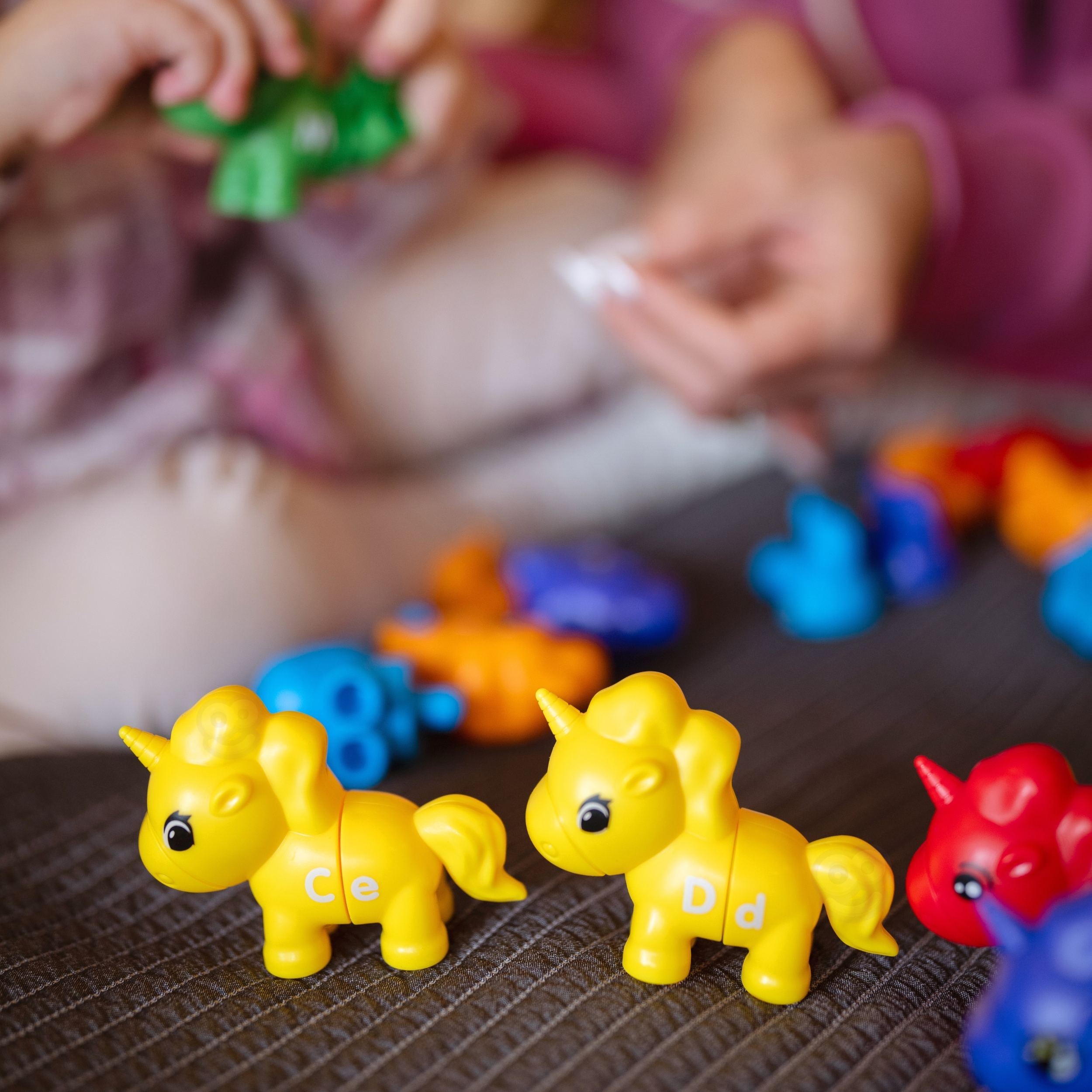 Figurki montessori zestaw edukacyjny jednorożce do składania "dopasuj literki" 13 el.