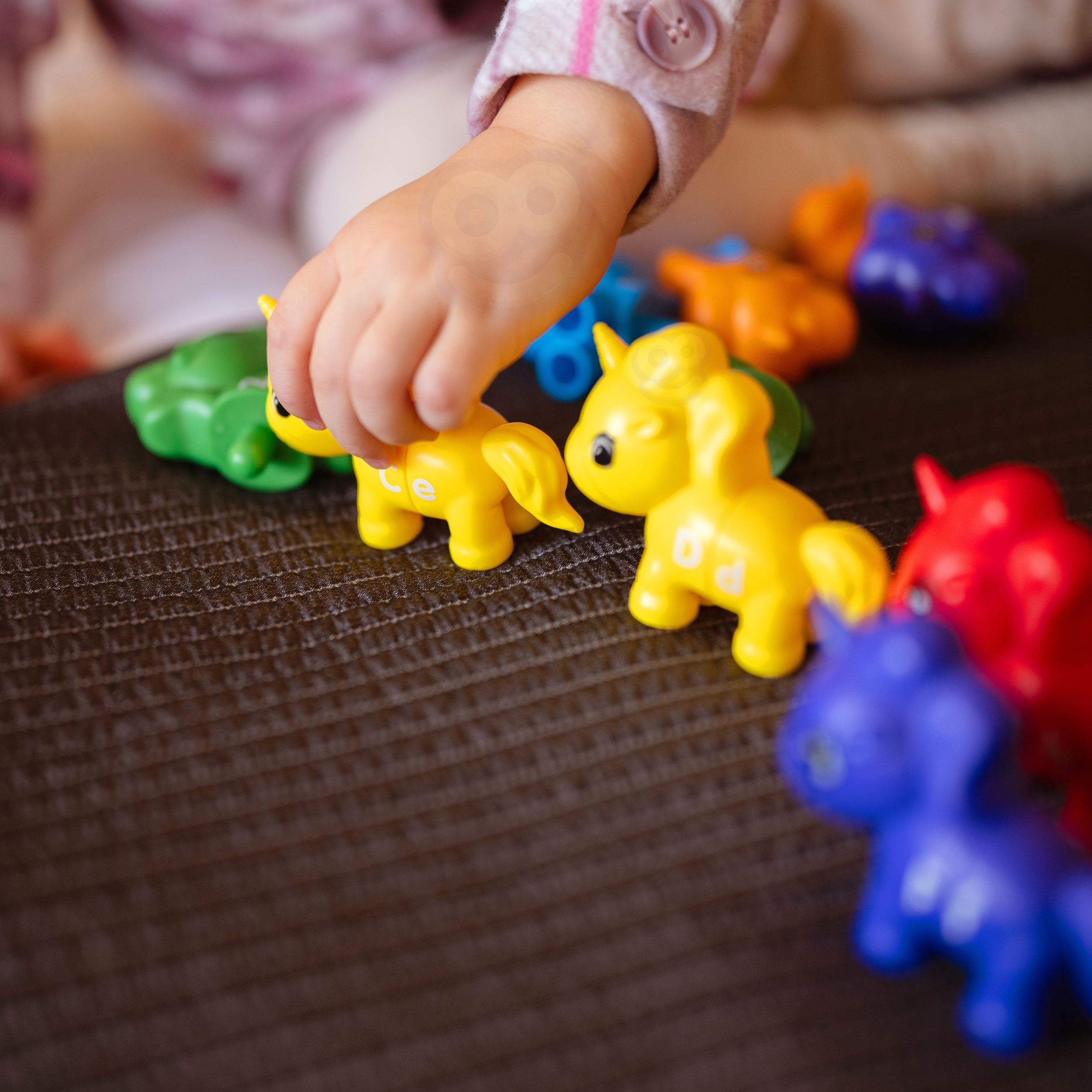 Figurki montessori zestaw edukacyjny jednorożce do składania "dopasuj literki" 13 el.