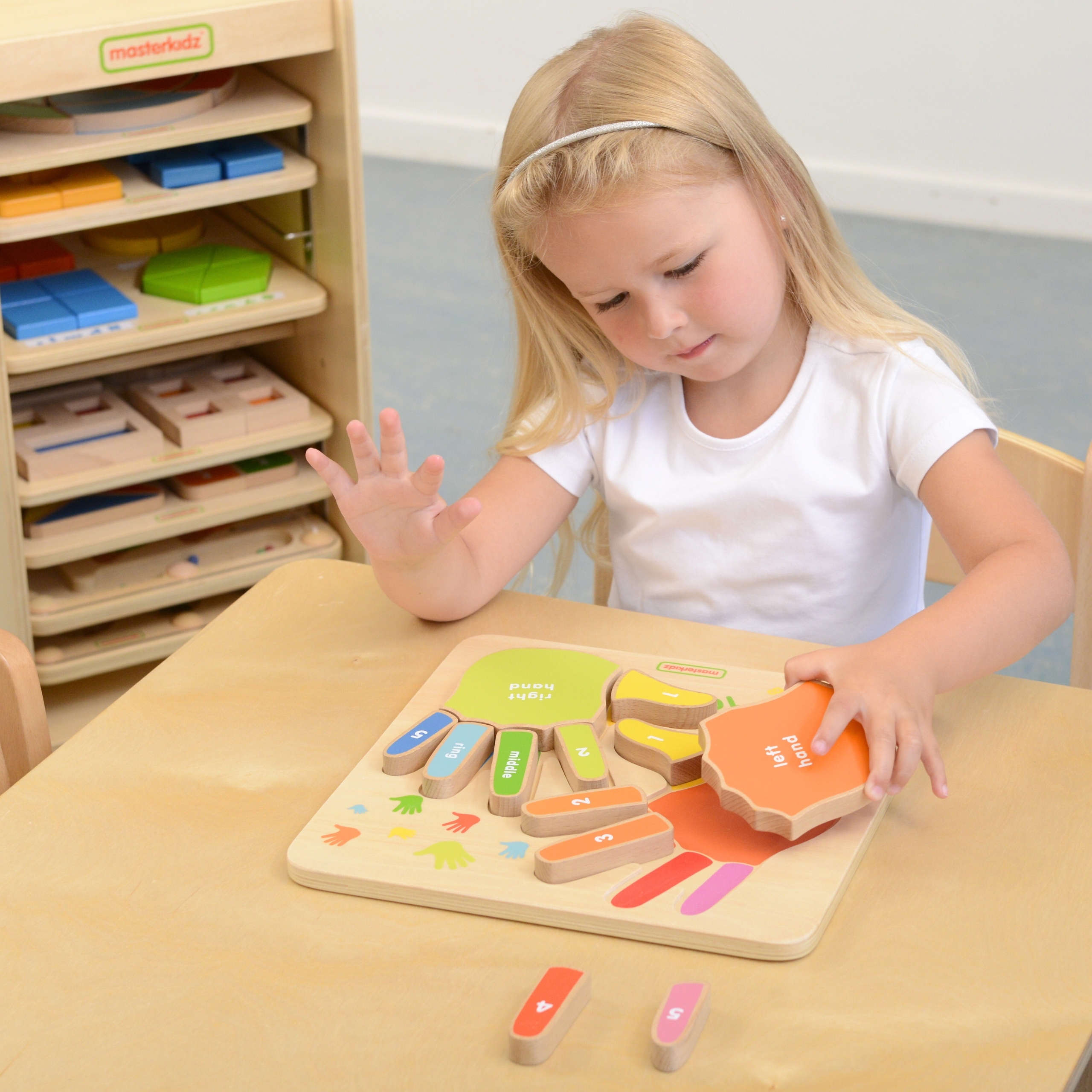 Edukacyjna tabliczka drewniana liczenie na palcach
