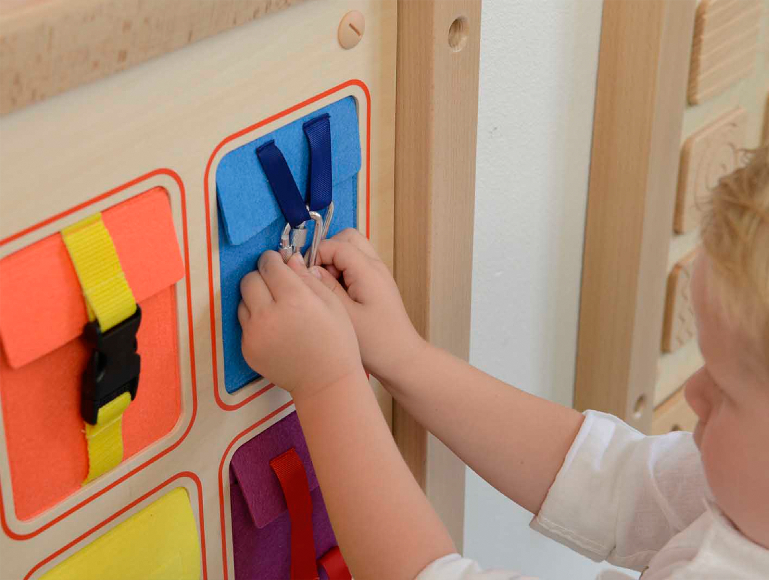 Drewniana tablica manipulacyjna ścienna flex kolorowe kieszonki klamry i rzepy