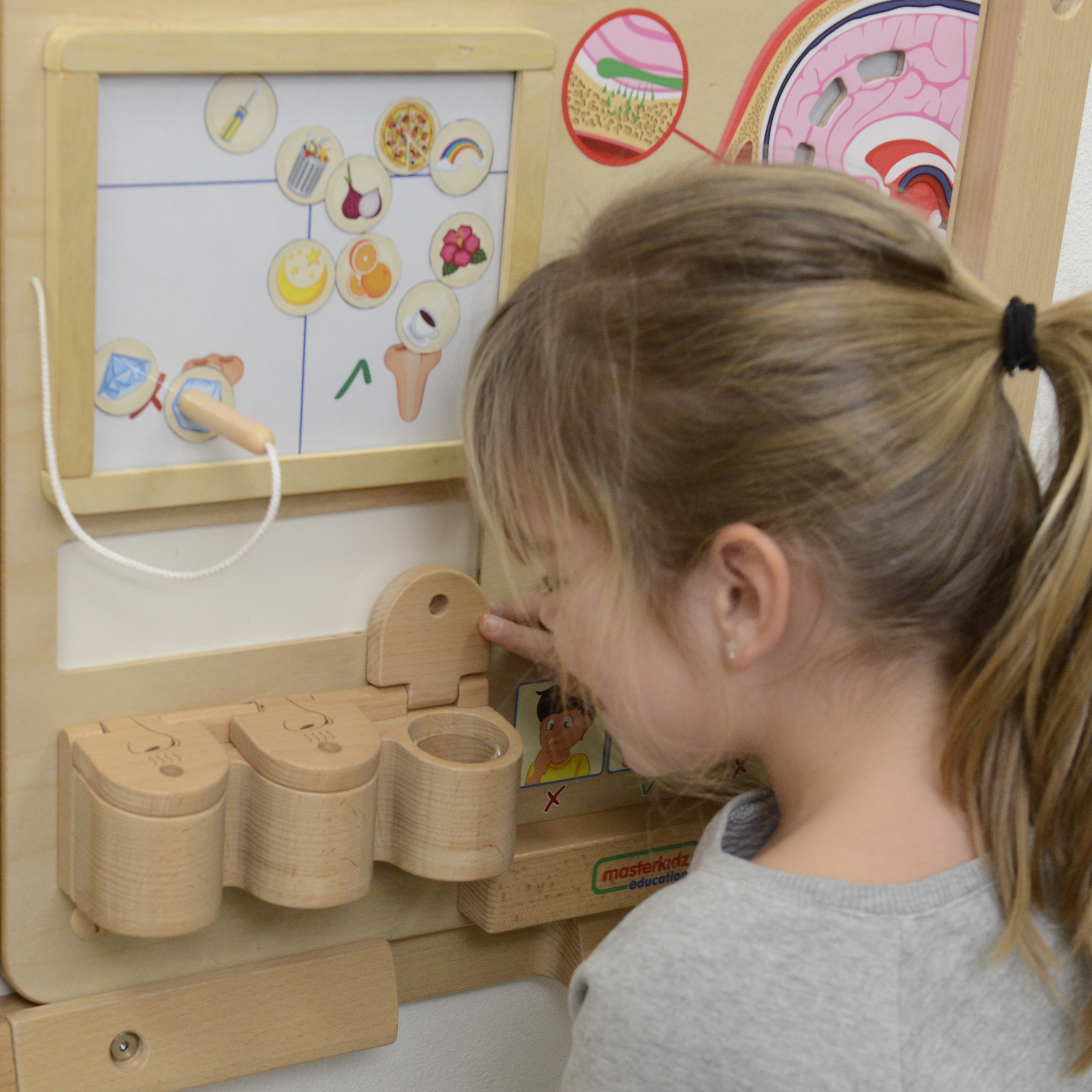 Tablica edukacyjna zmysł węchu montessori