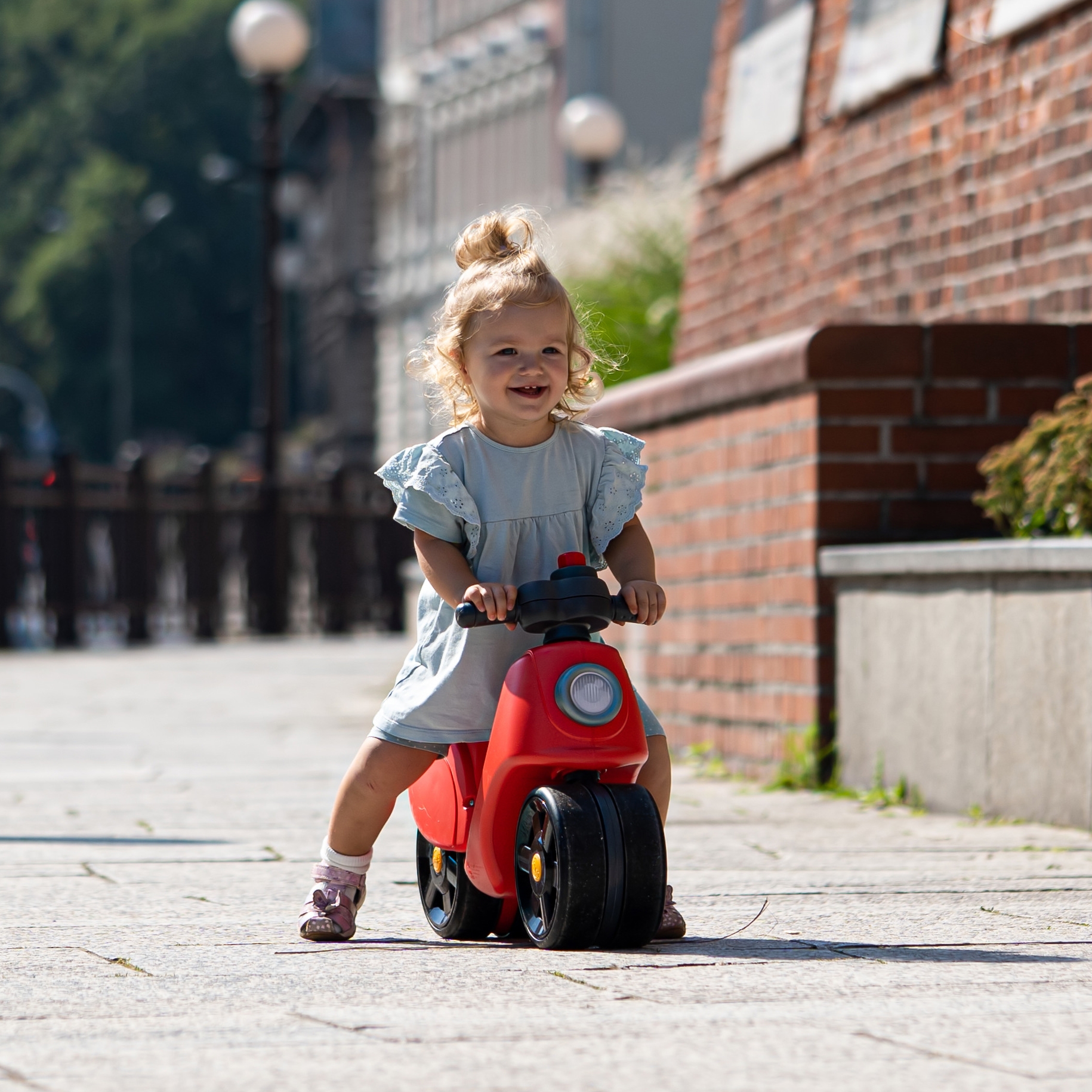 Jeździk scooter strada scooter czerwony ciche opony od 1 roku