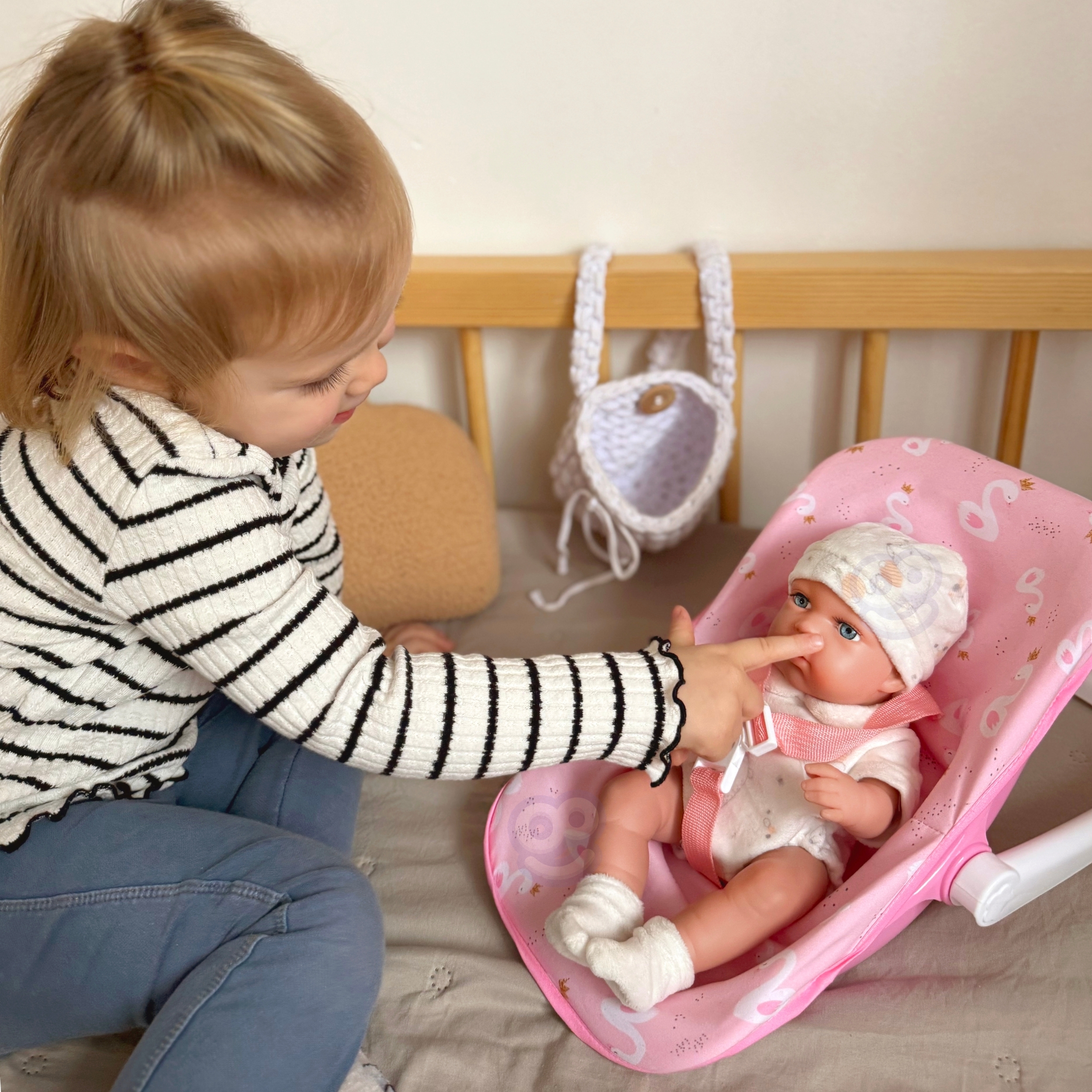 Zestaw lalka bobas 30,5 cm + nosidełko różowe