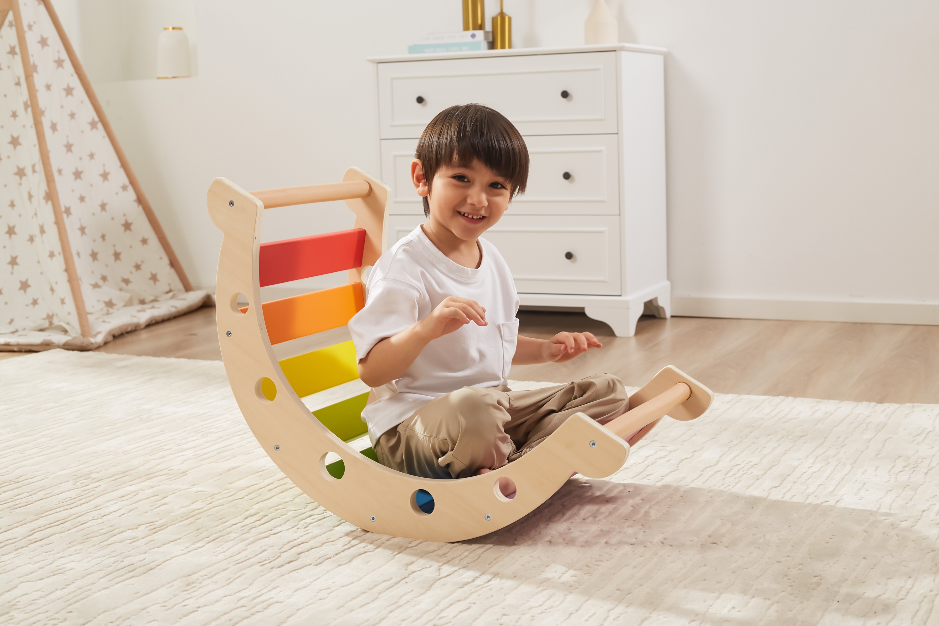 Drewniany bujak mostek 2w1 huśtawka montessori tęczowa