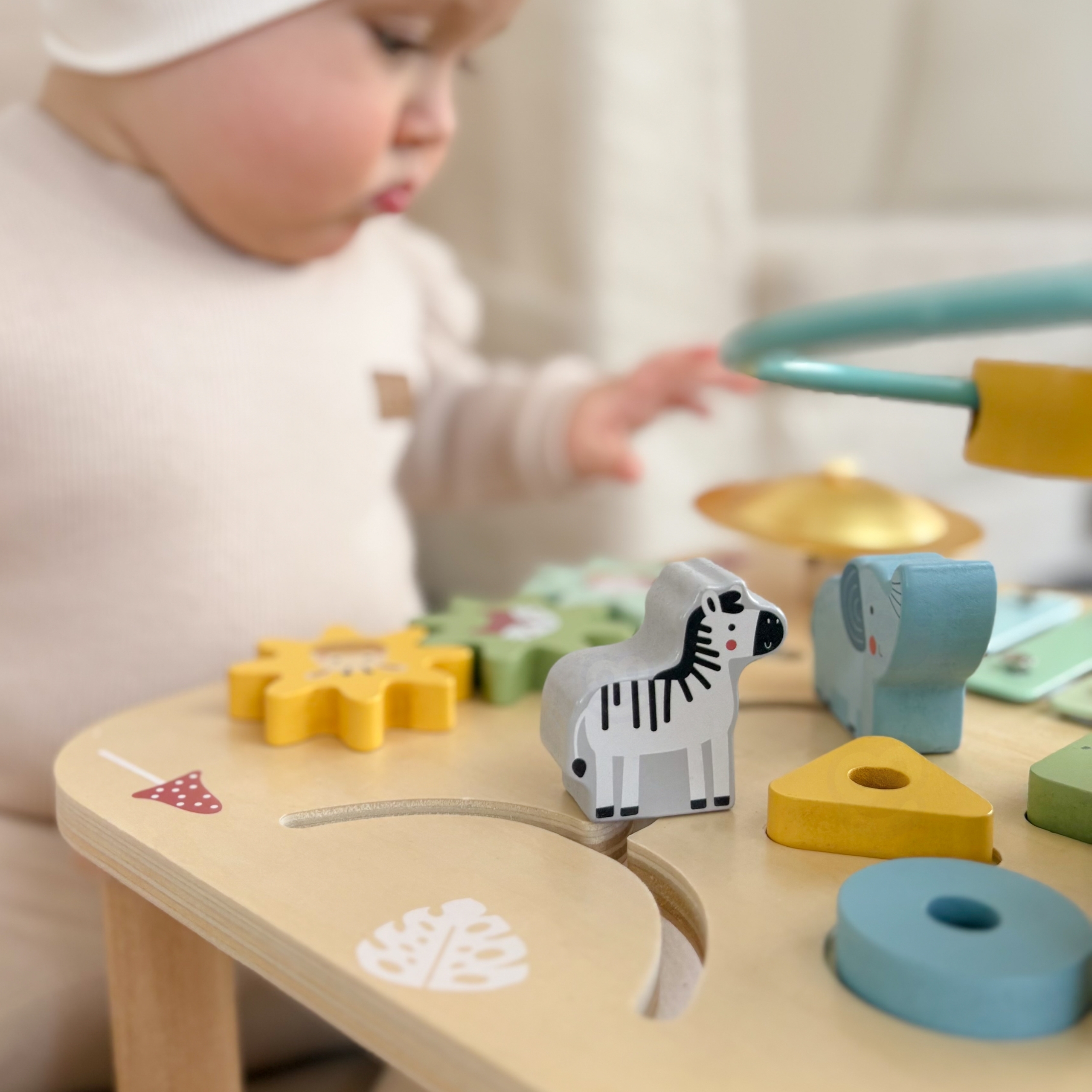 Drewniany stolik edukacyjny muzyczny labirynt sensoryczny 5w1