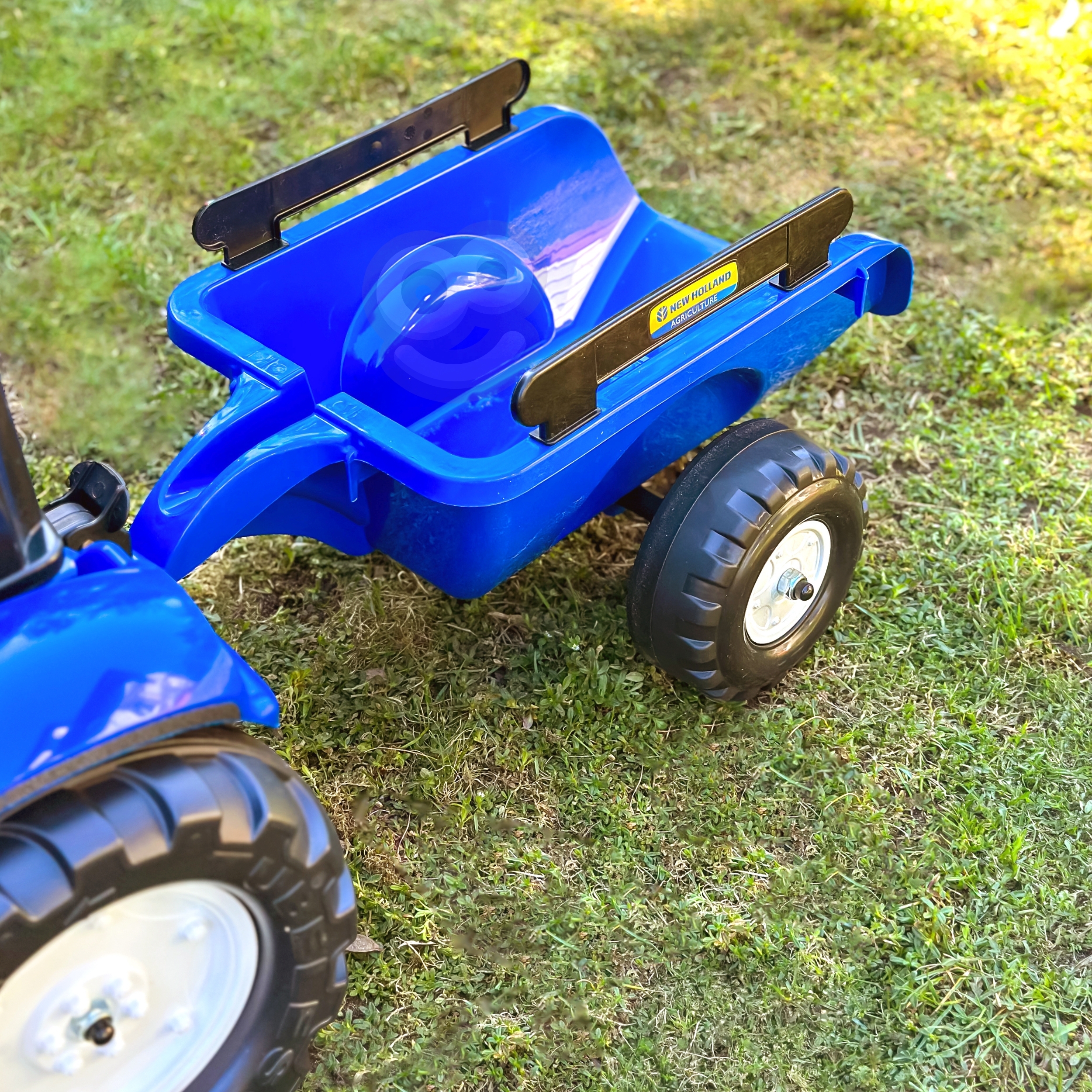 Traktor na pedały new holland duży z przyczepką + otwierana maska od 2 lat
