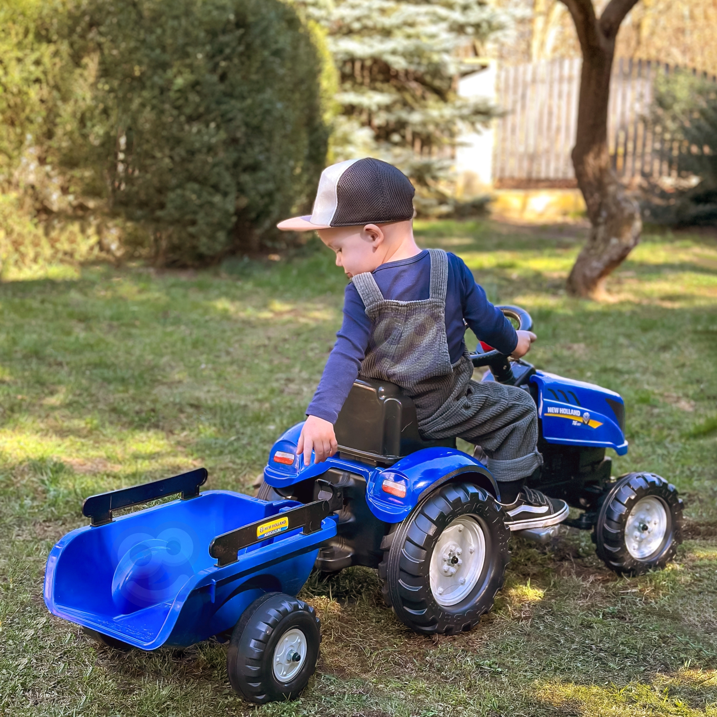 Traktor na pedały new holland duży z przyczepką + otwierana maska od 2 lat