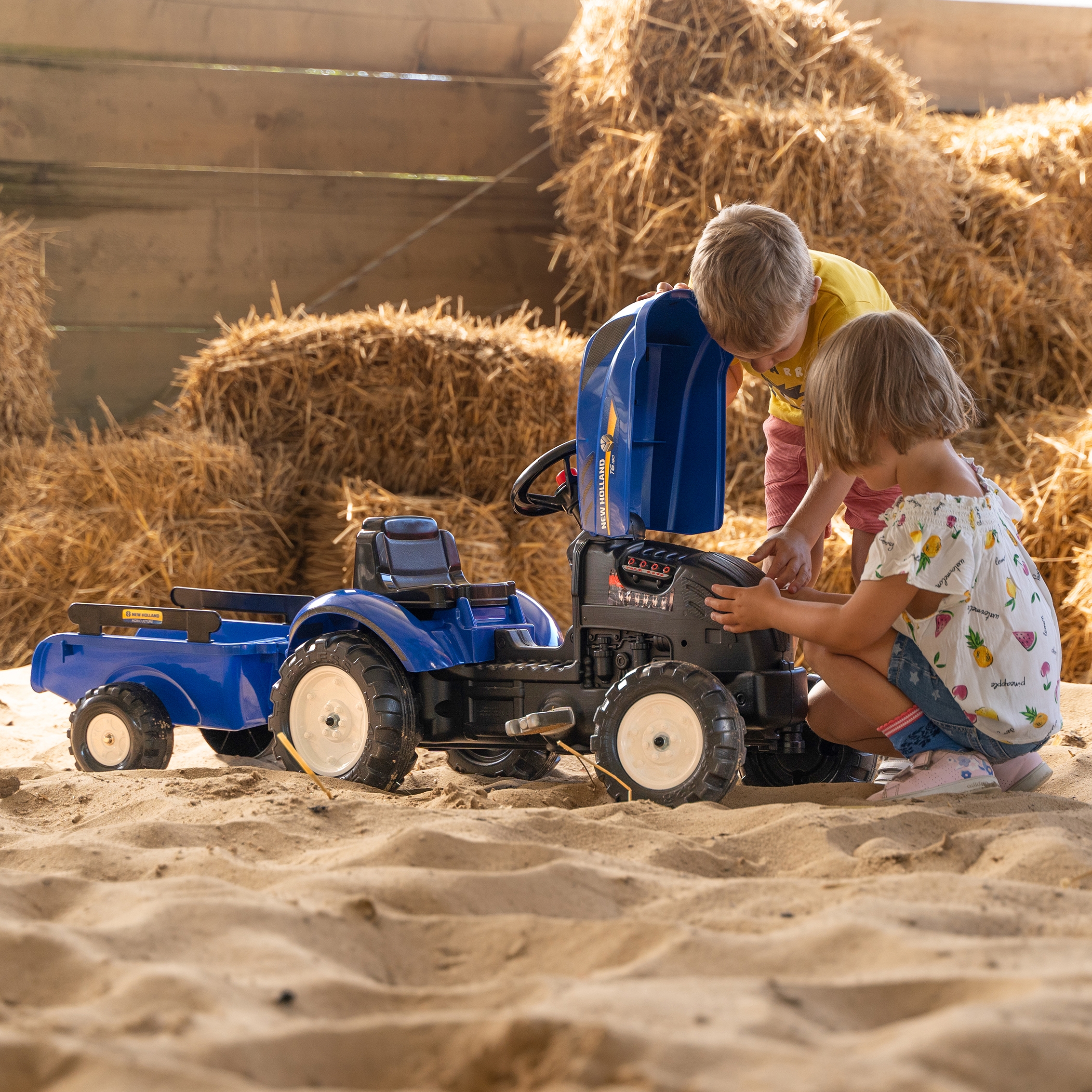 Traktor na pedały new holland duży z przyczepką + otwierana maska od 2 lat