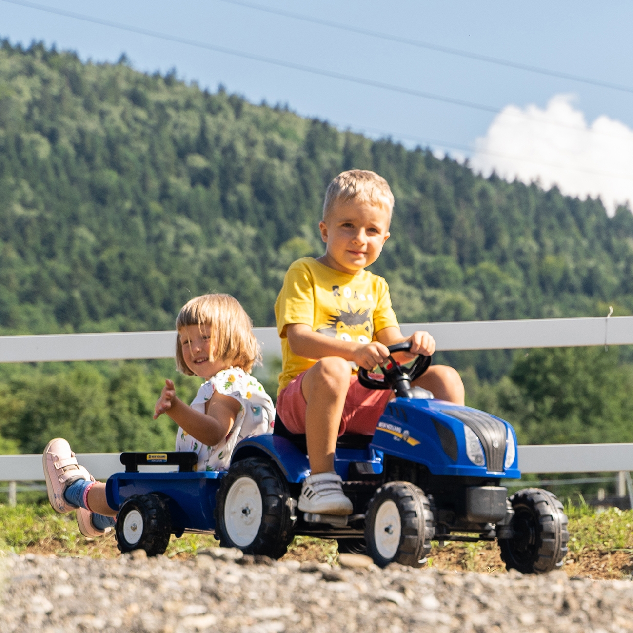 Traktor na pedały new holland duży z przyczepką + otwierana maska od 2 lat